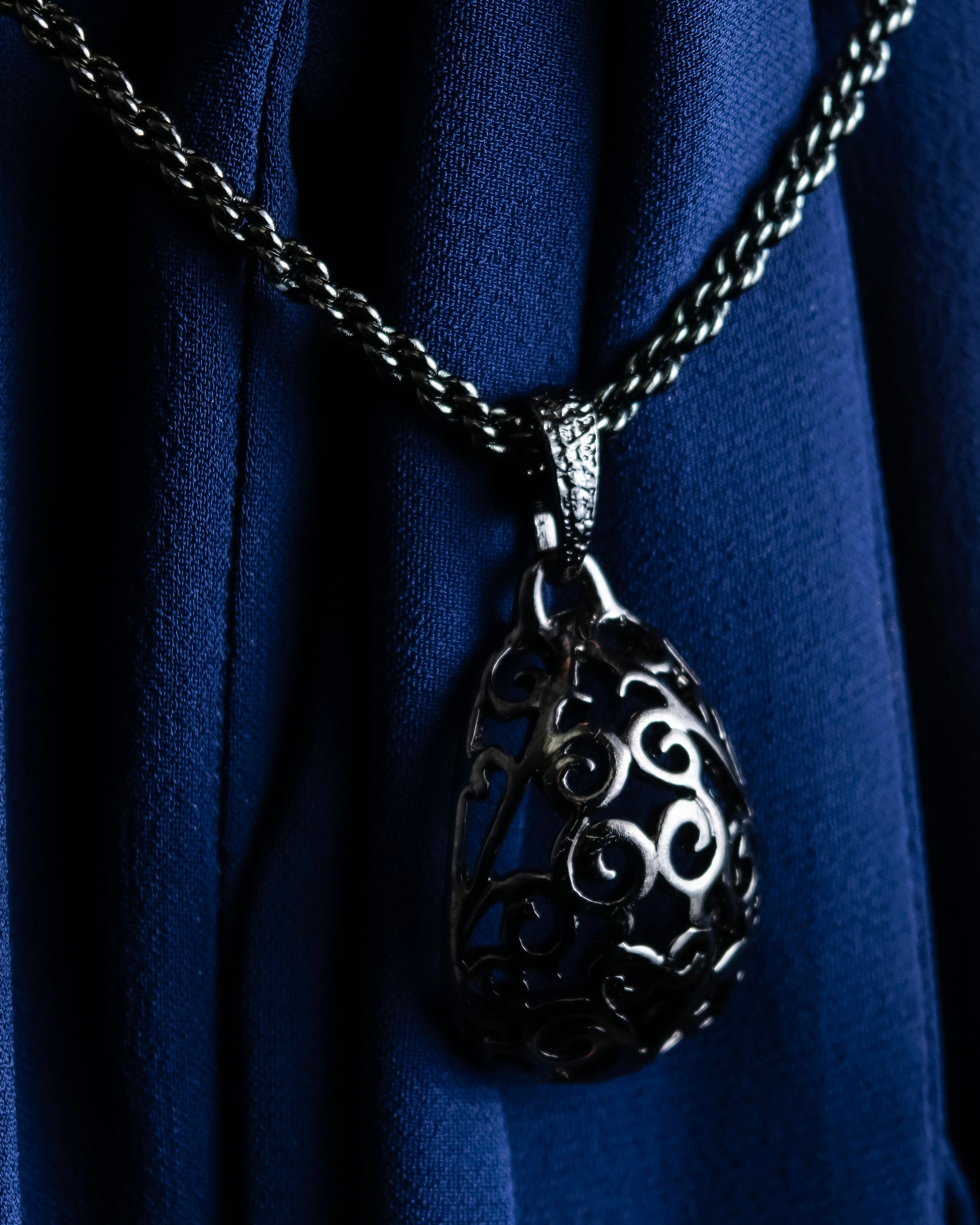 "YVES SAINT LAURENT" Elegant style arabesque pattern necklace