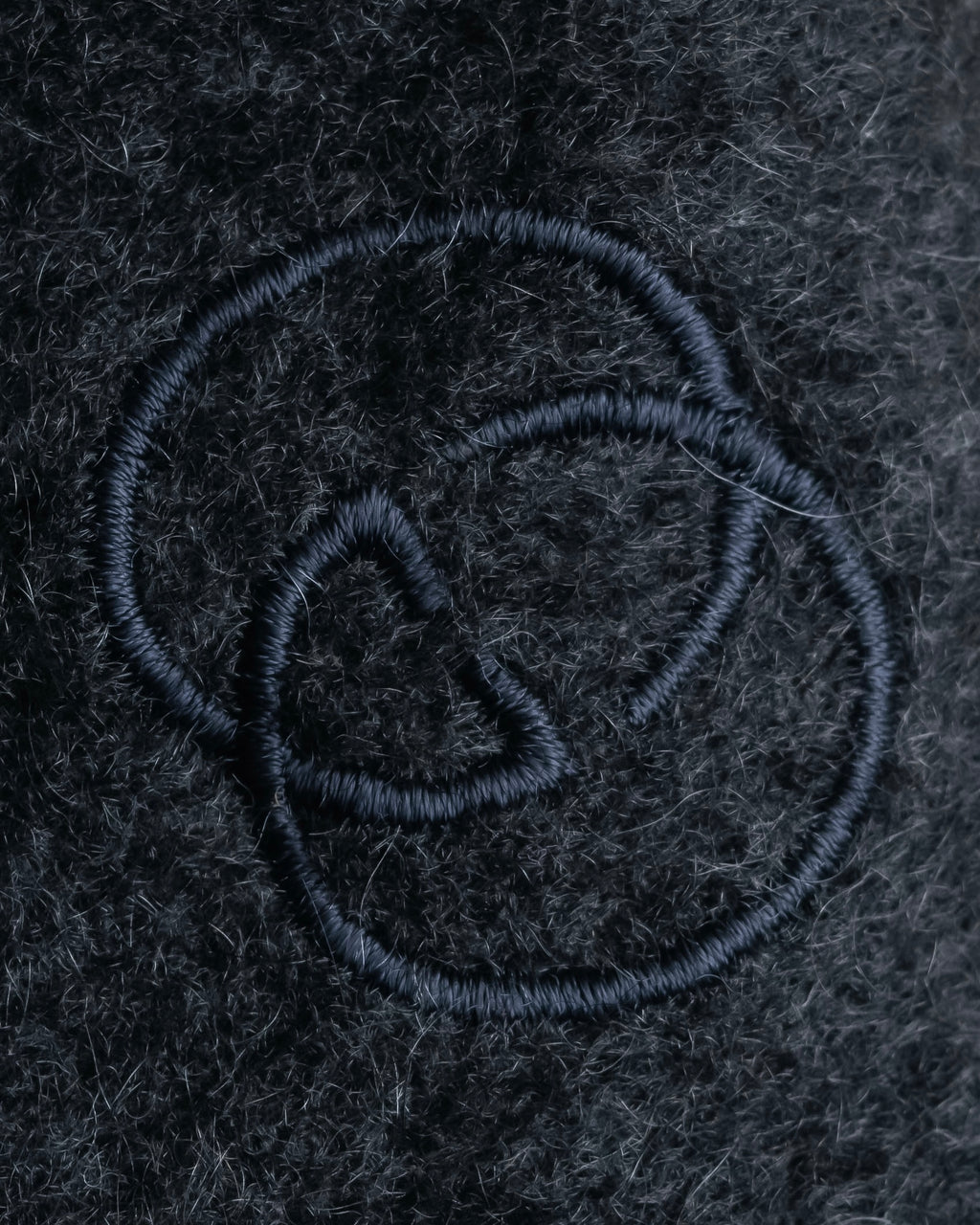 "GUCCI" Fuzzy logo engraved fringe large muffler