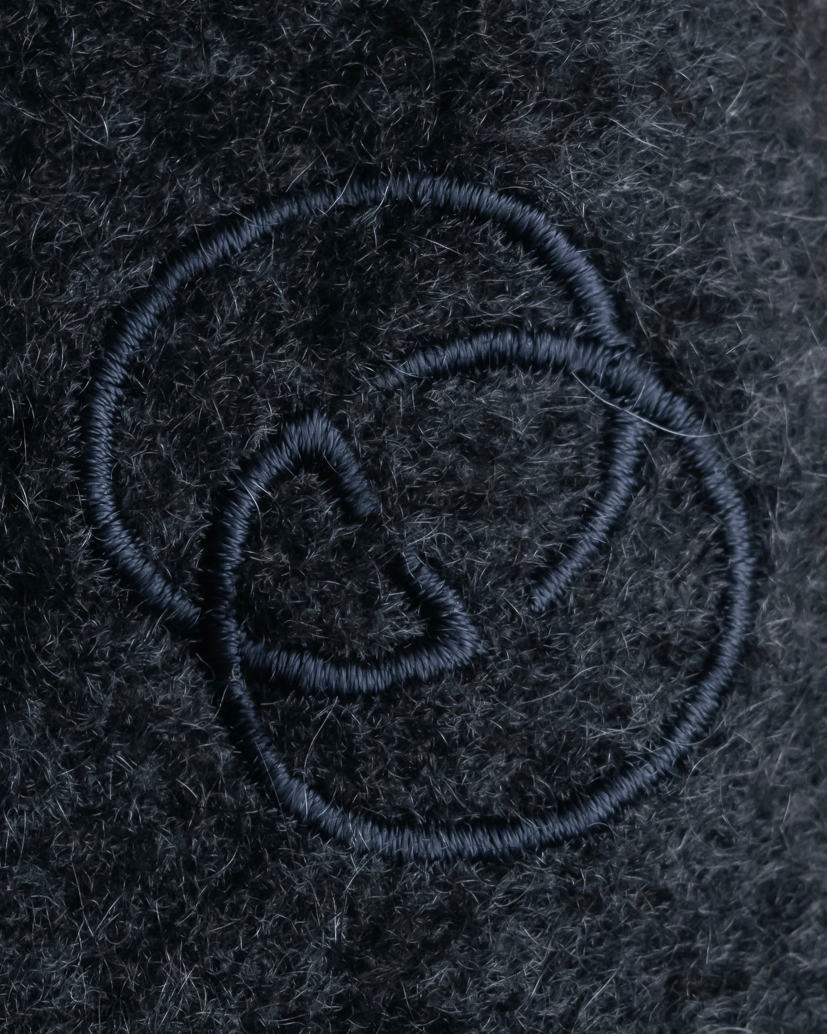 "GUCCI" Fuzzy logo engraved fringe large muffler