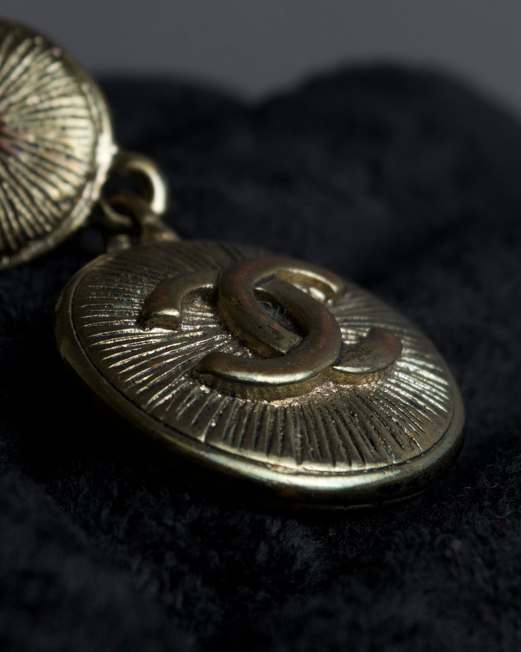 "CHANEL" Coco mark engraved gold earring