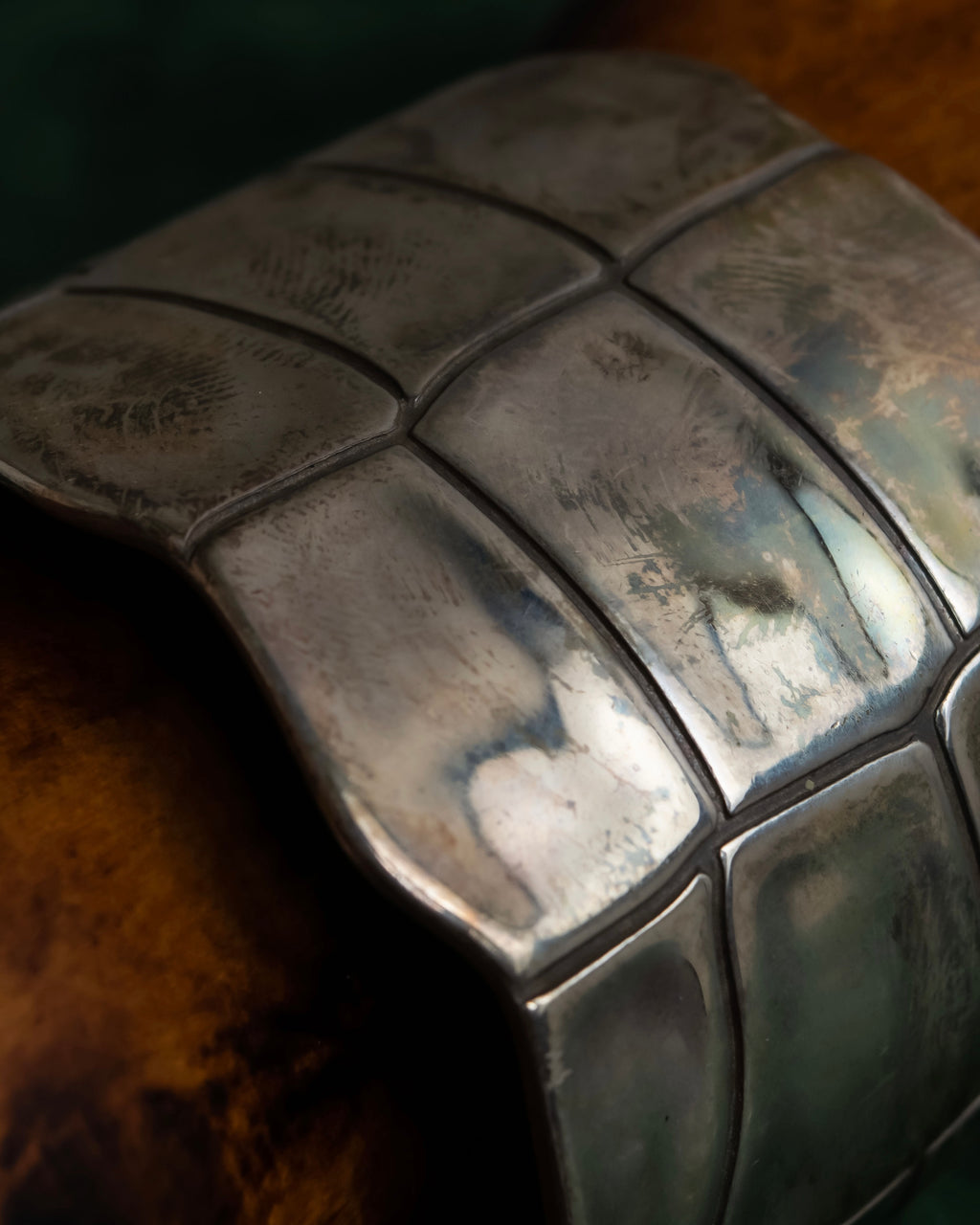 "END CUSTOM JEWELLERS" Square pattern wavy silver bangle