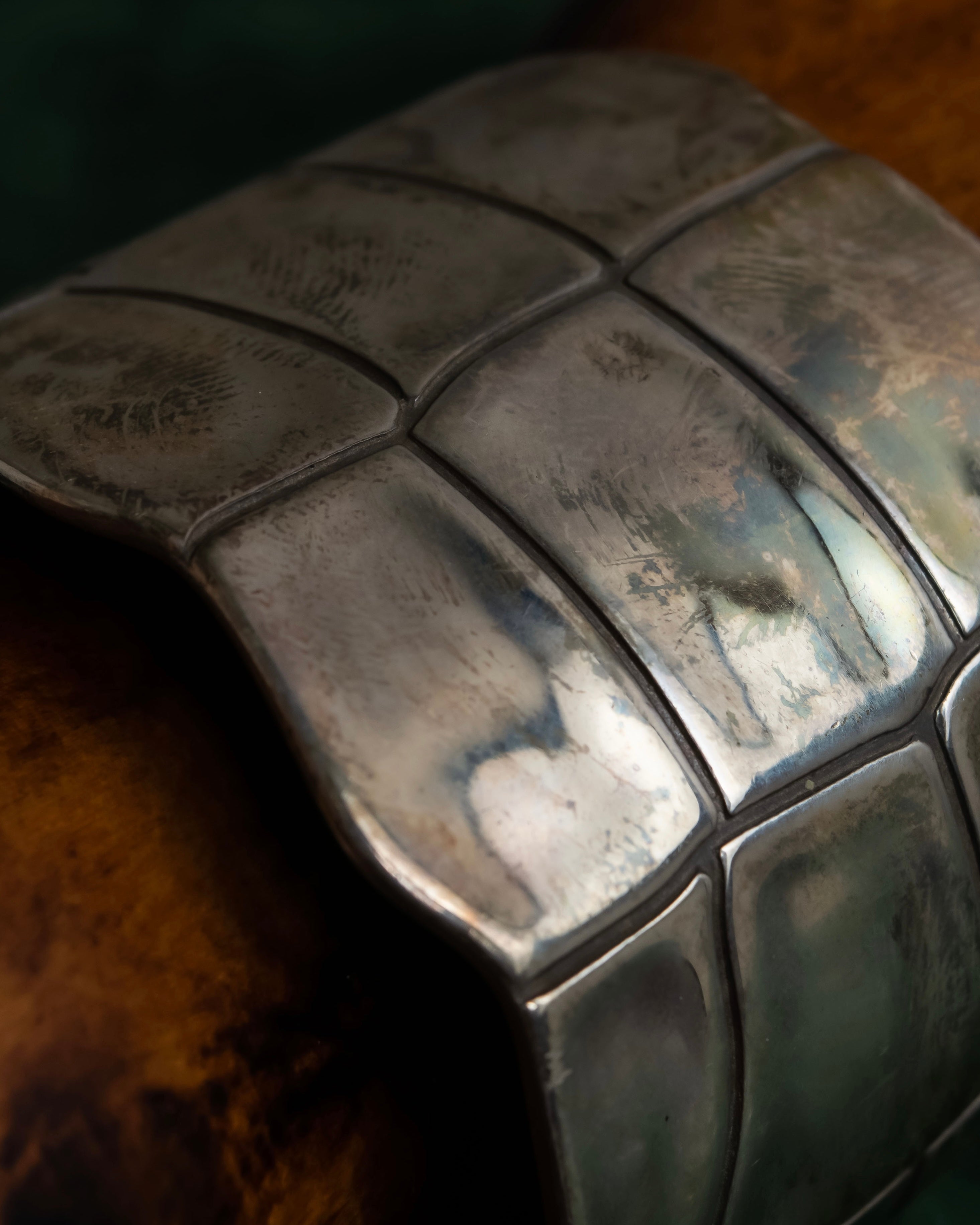 "END CUSTOM JEWELLERS" Square pattern wavy silver bangle