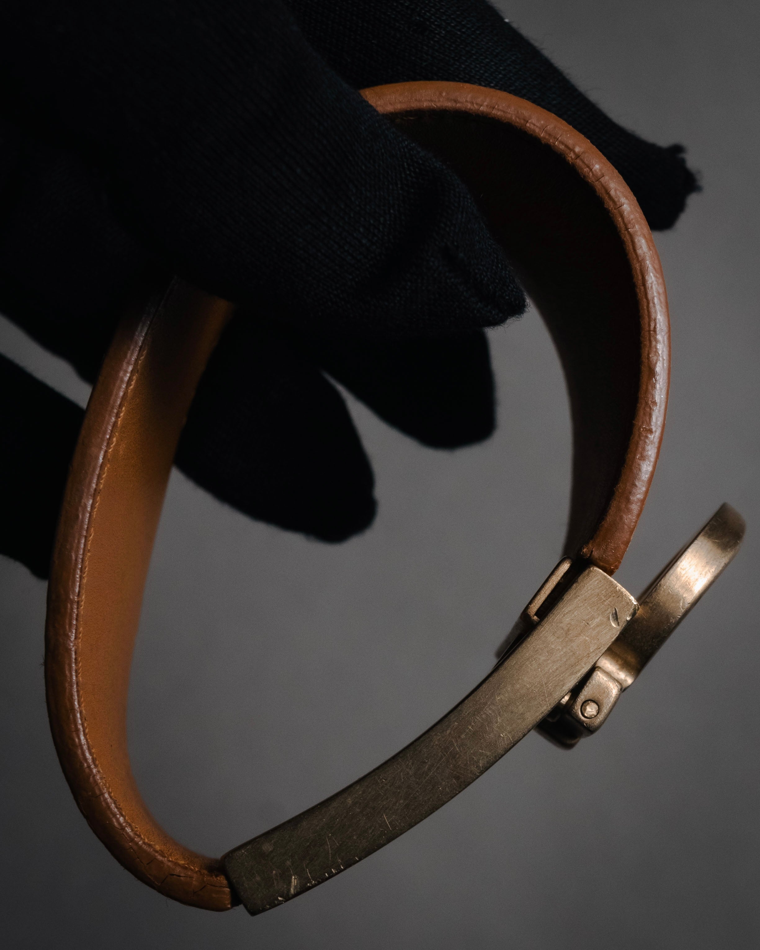 "Salvatore Ferragamo" 95’s-05’s Gancini clasp vacchetta leather bracelet