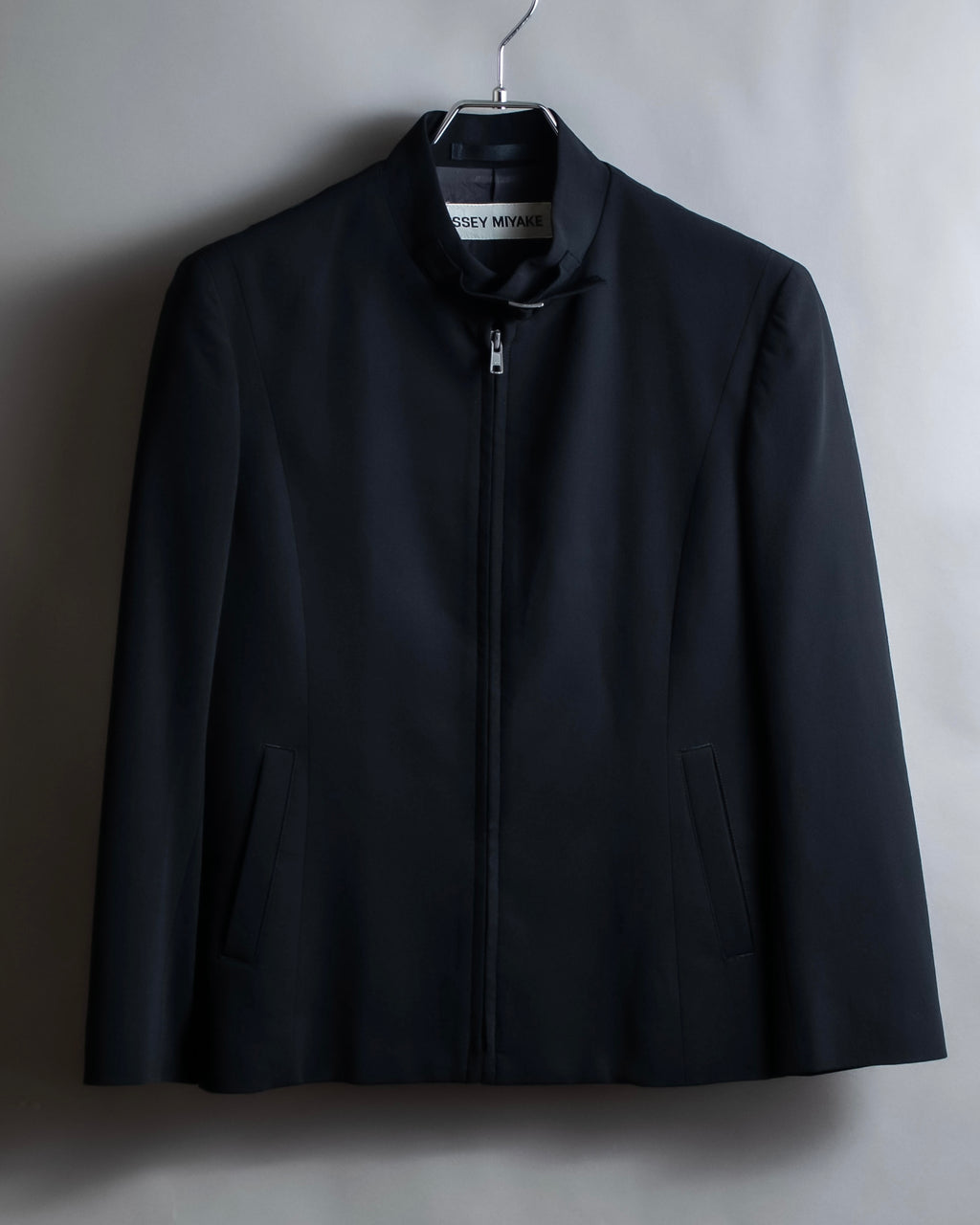 “ISSEY MIYAKE” Chin belt designed stand collar jacket