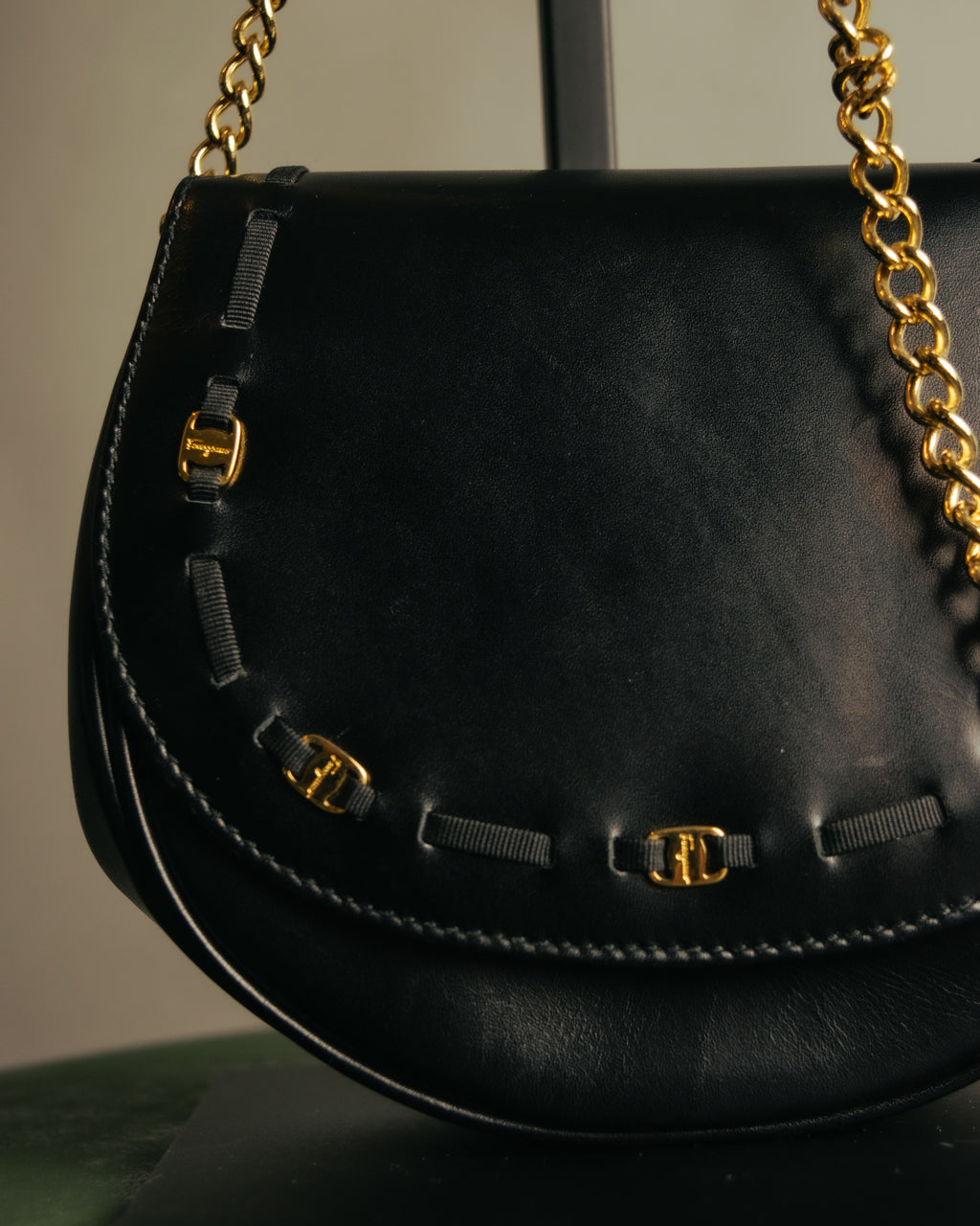 “Salvatore Ferragamo” 90’s Vara ribbon half moon chain bag