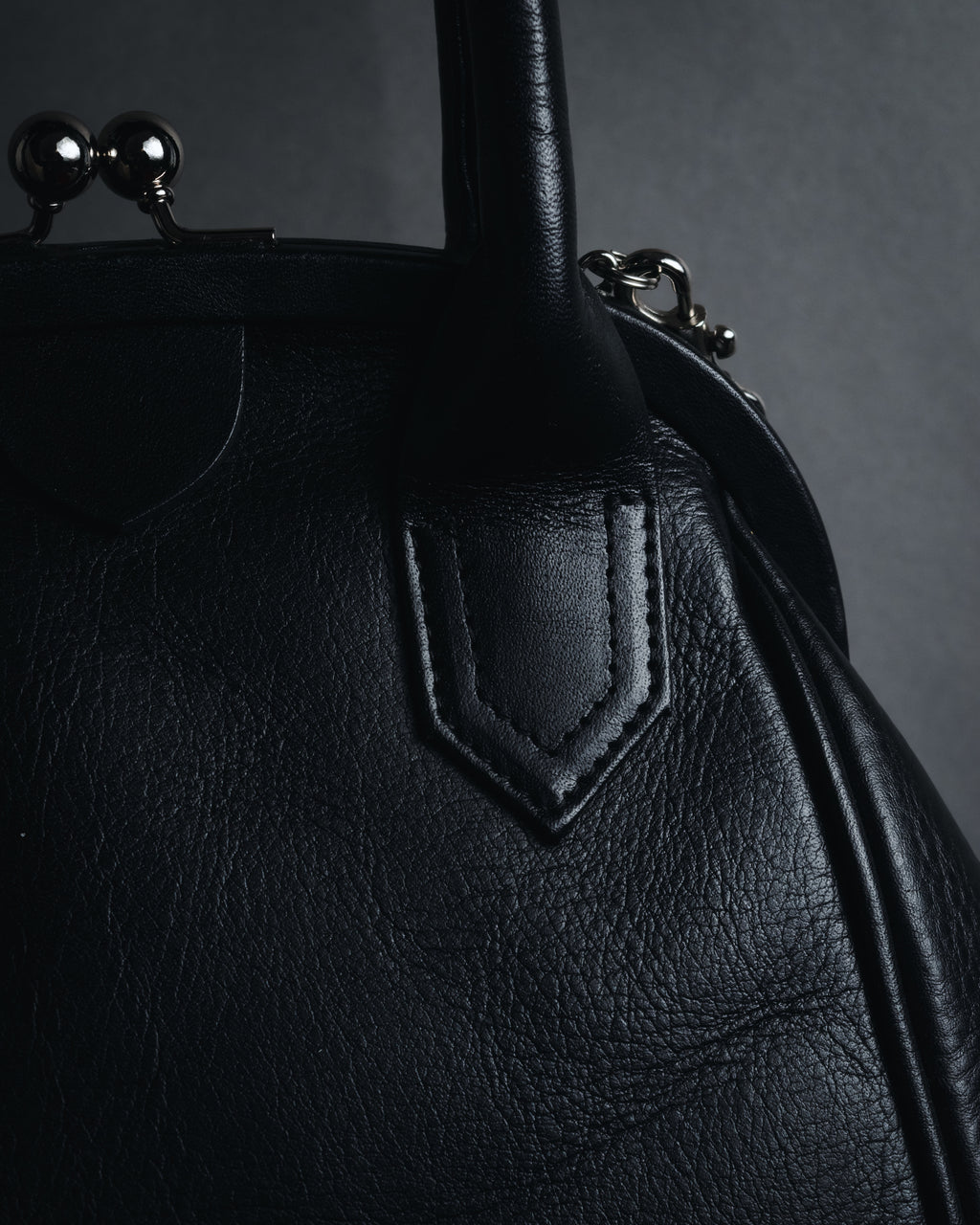 "Y’s" 22AW sculptural kiss-lock leather bag