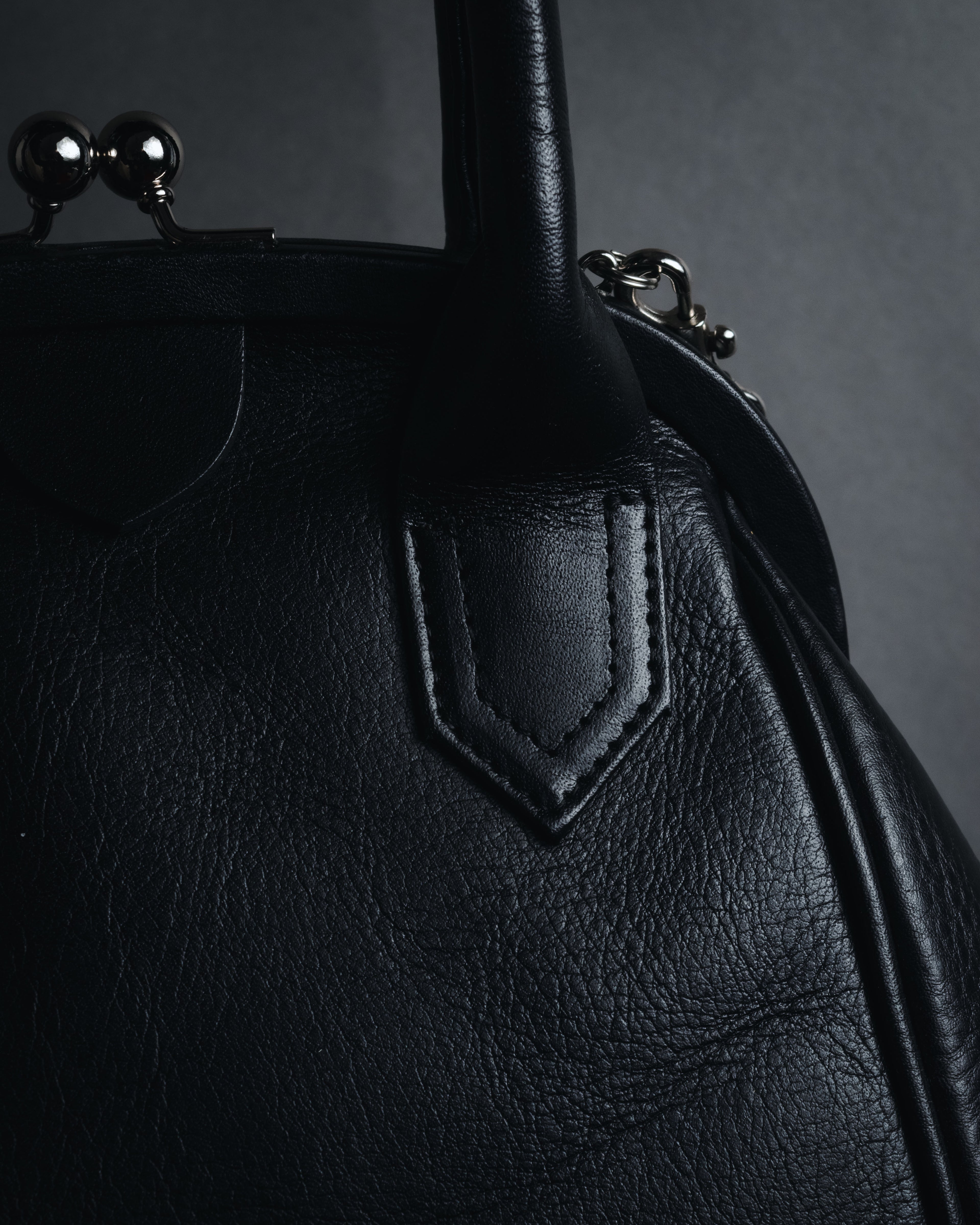 "Y’s" 22AW sculptural kiss-lock leather bag