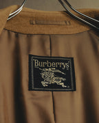 内側の滑らかな裏地に配された、REGD.表記と騎士図案を含む旧来のBurberrysロゴタグ。首元にはネーム刺繍用のテープも確認できます。