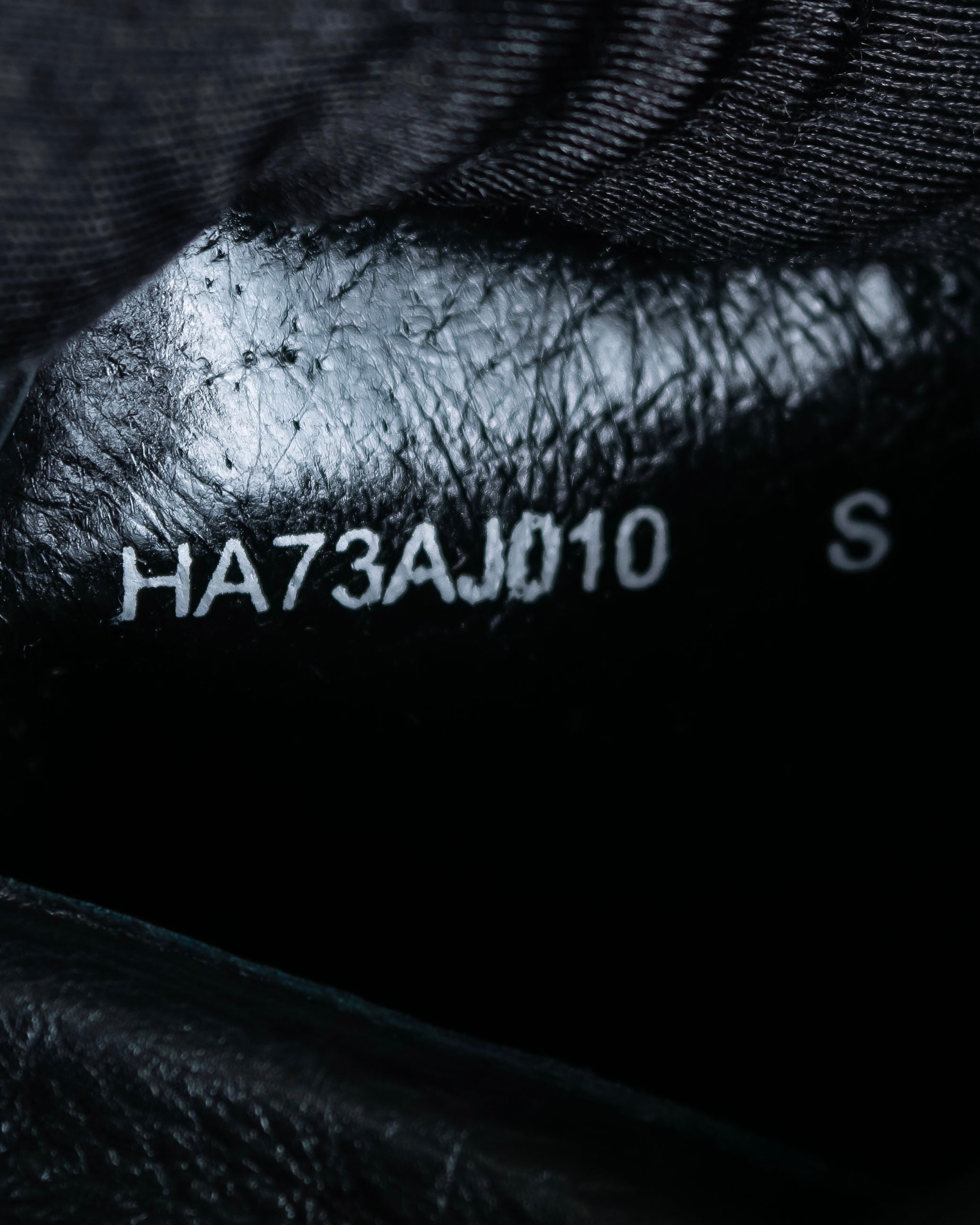 "ISSEY MIYAKE HaaT" Unborn calf shark sole long boots