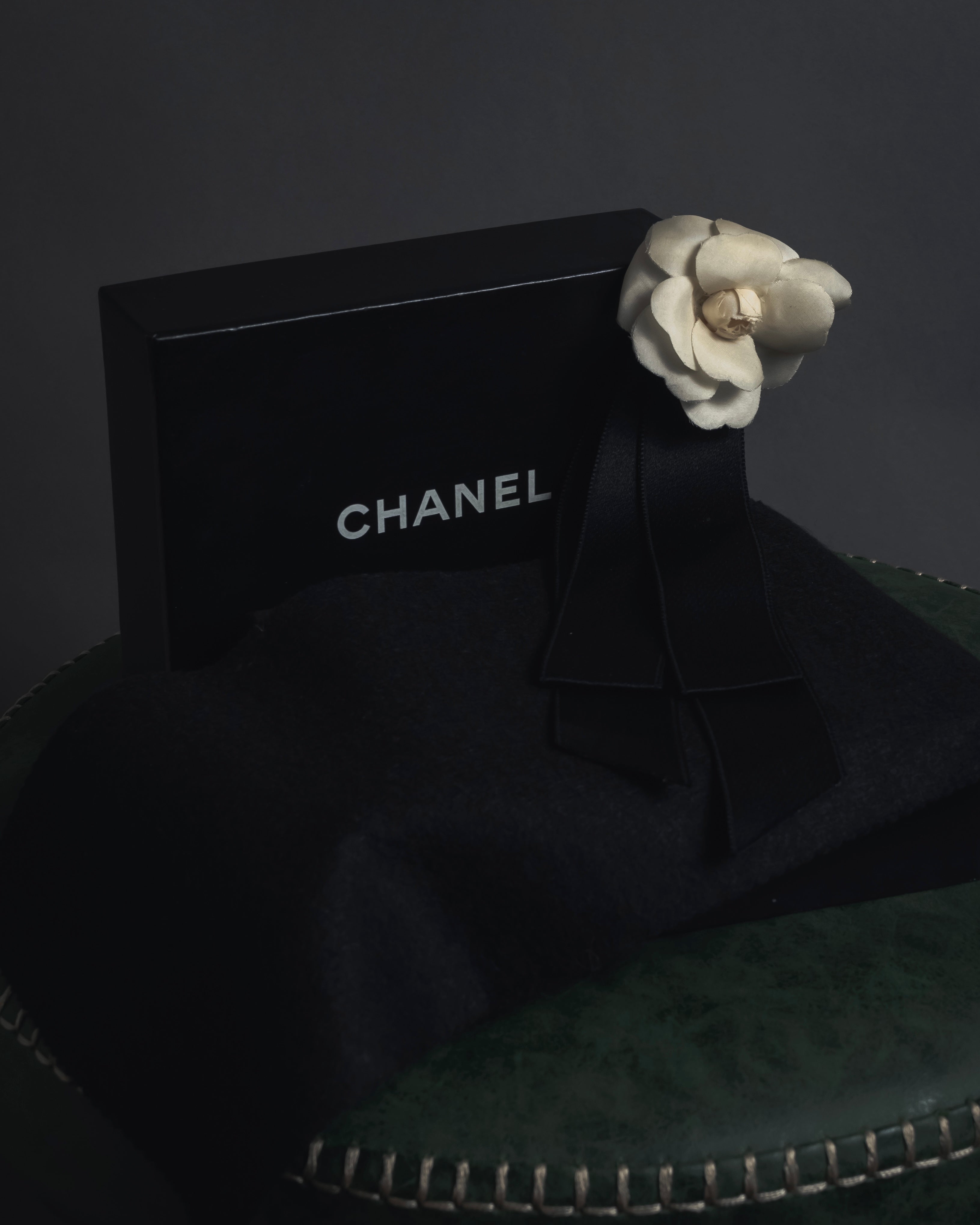 CHANEL (シャネル) - カメリア ブローチ - ホワイト - 2000年代 リボン