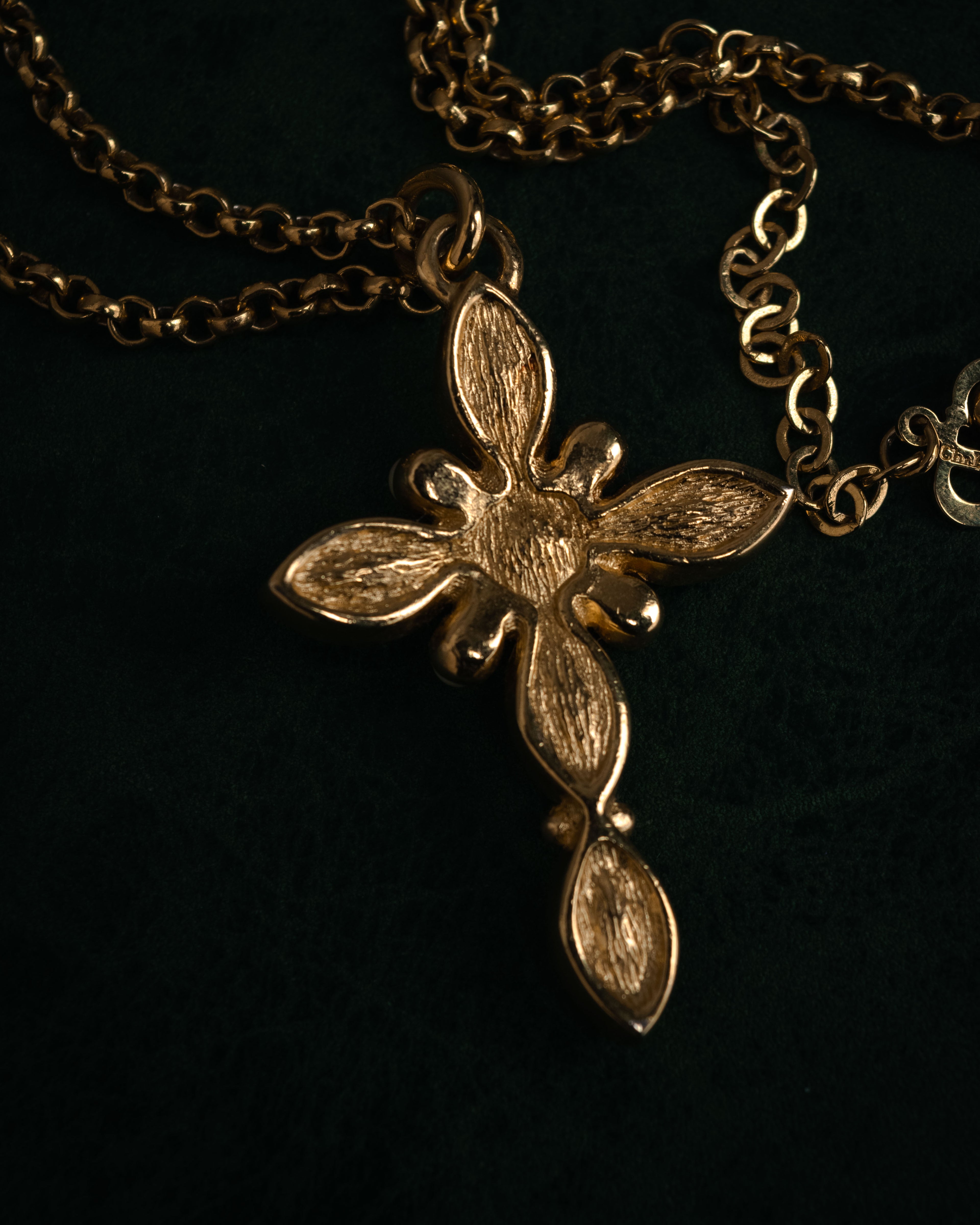 –SPECIAL– “Christian Dior”
80’s-90’s Crystal and faux pearl cross necklace