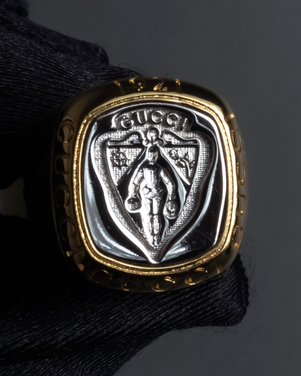"GUCCI" Coat of arms engraved design ring