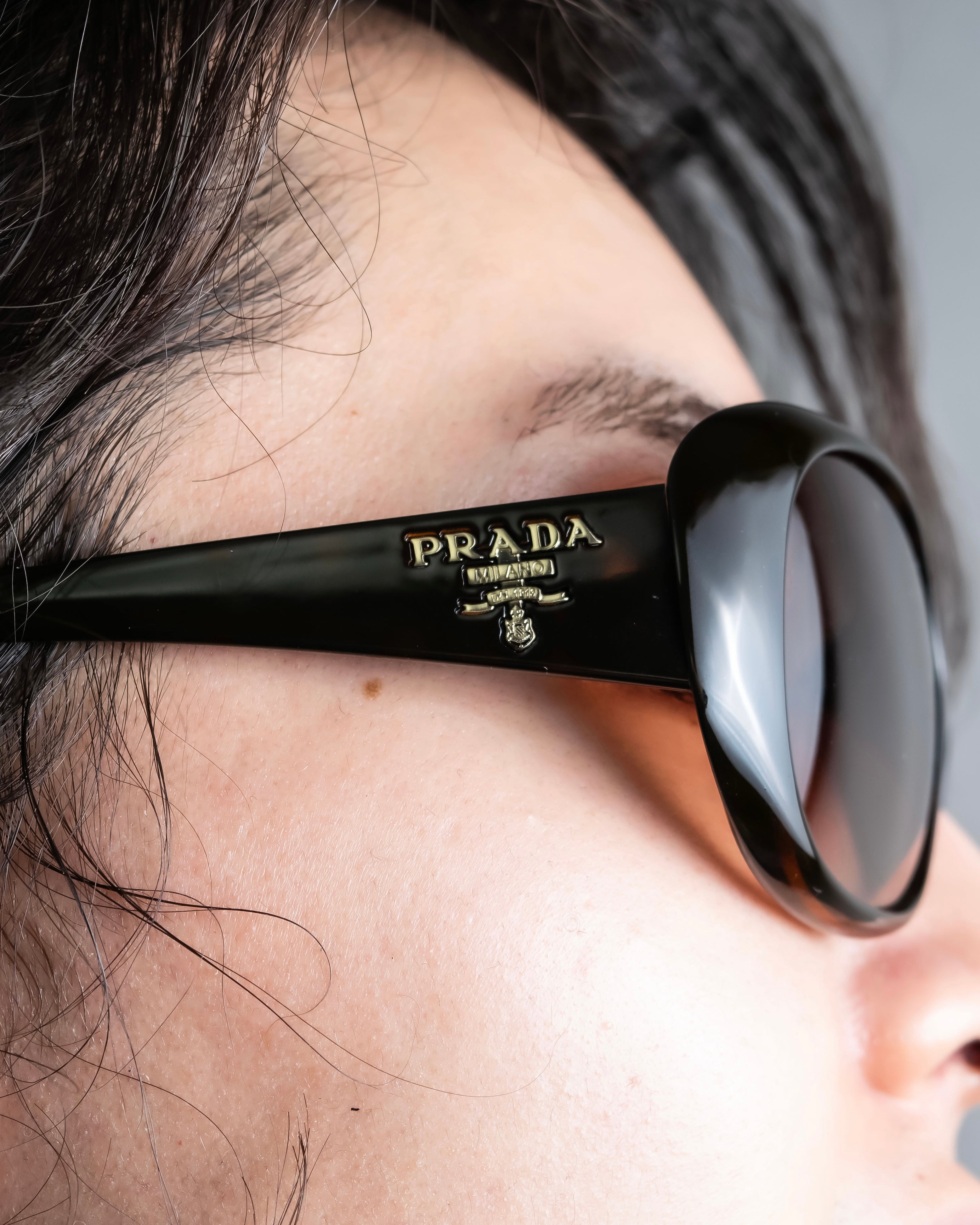 "PRADA" Butterfly frame logo engraved sunglasses