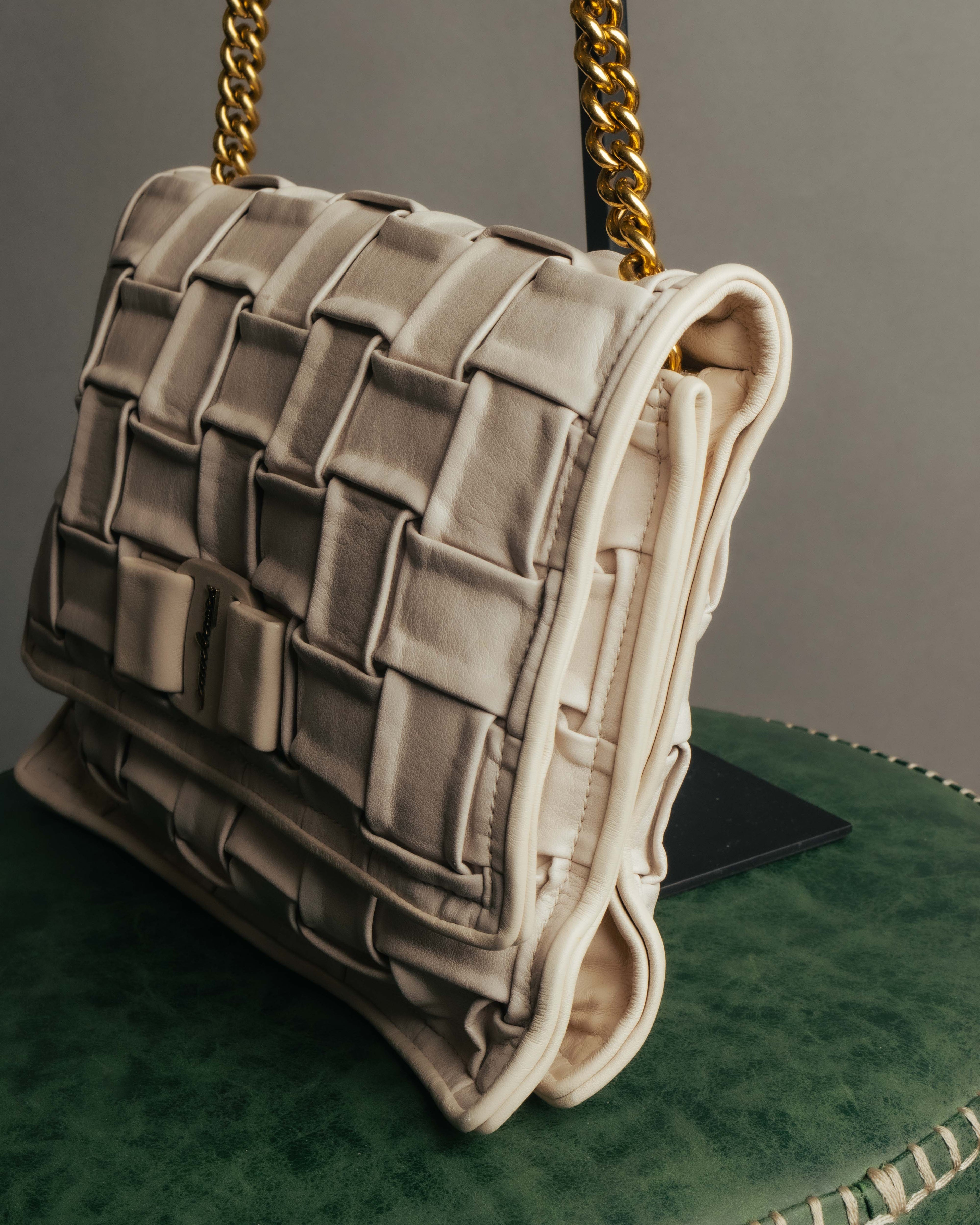 -SPECIAL- “Salvatore Ferragamo” 2020-2022 Woven vara chain shoulder bag