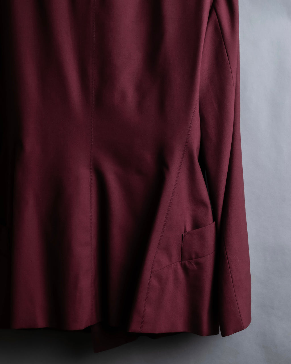 "JEAN PAUL GAULTIER FEMME"
Bordeaux color peaked lapel wool tailored jacket
