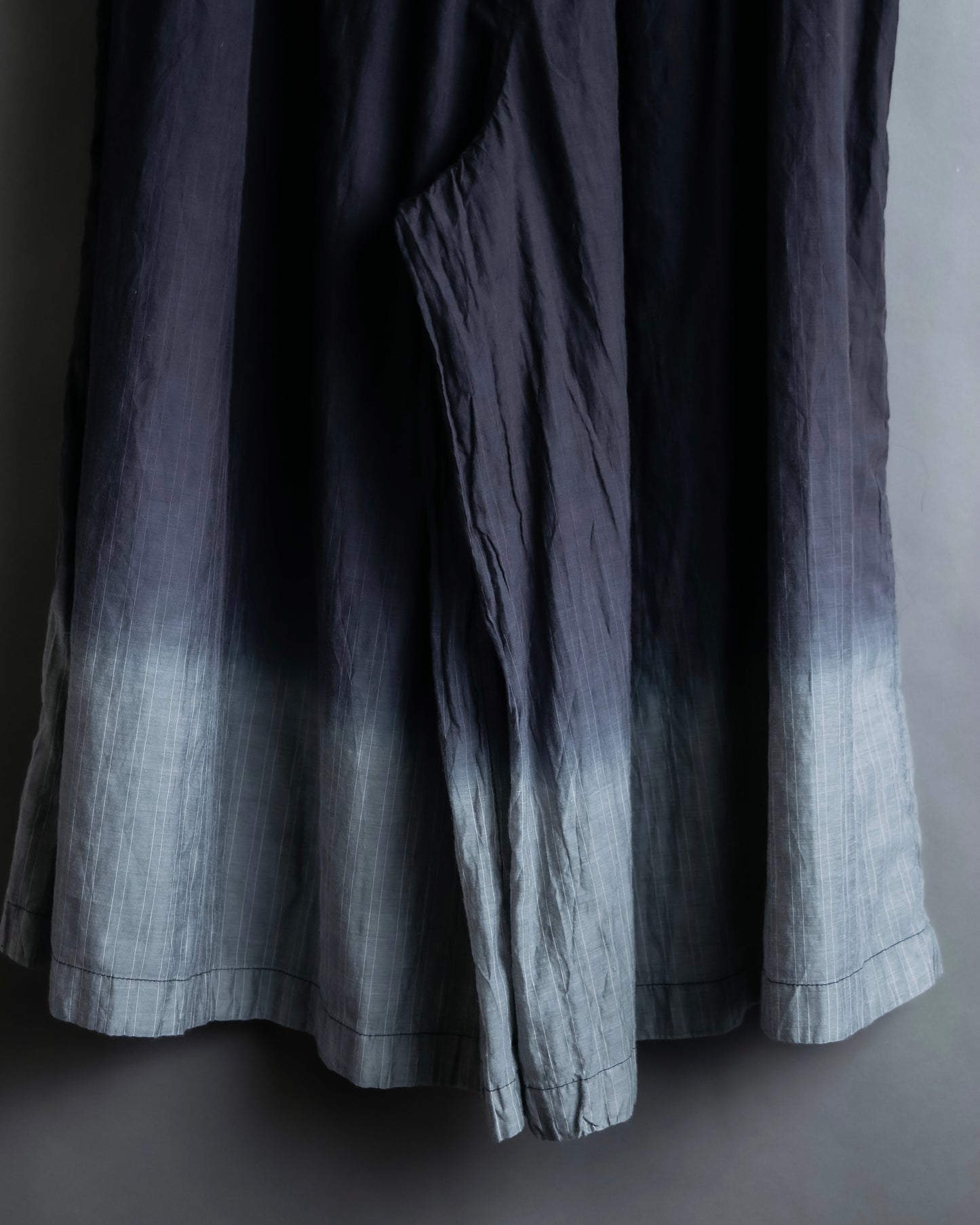 "me ISSEY MIYAKE" 
Color gradient washer processed pants