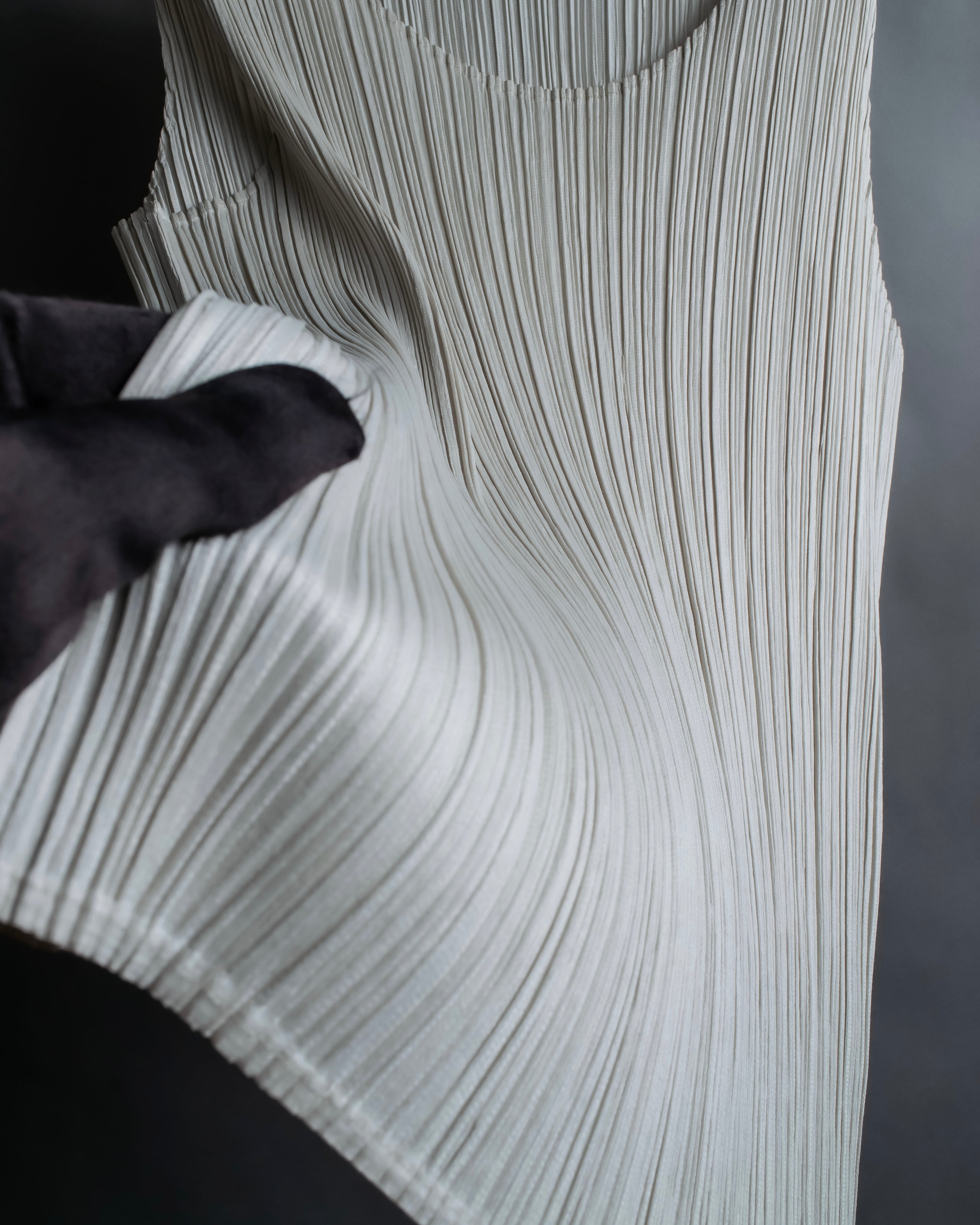 "PLEATS PLEASE ISSEY MIYAKE" Off-white tank top