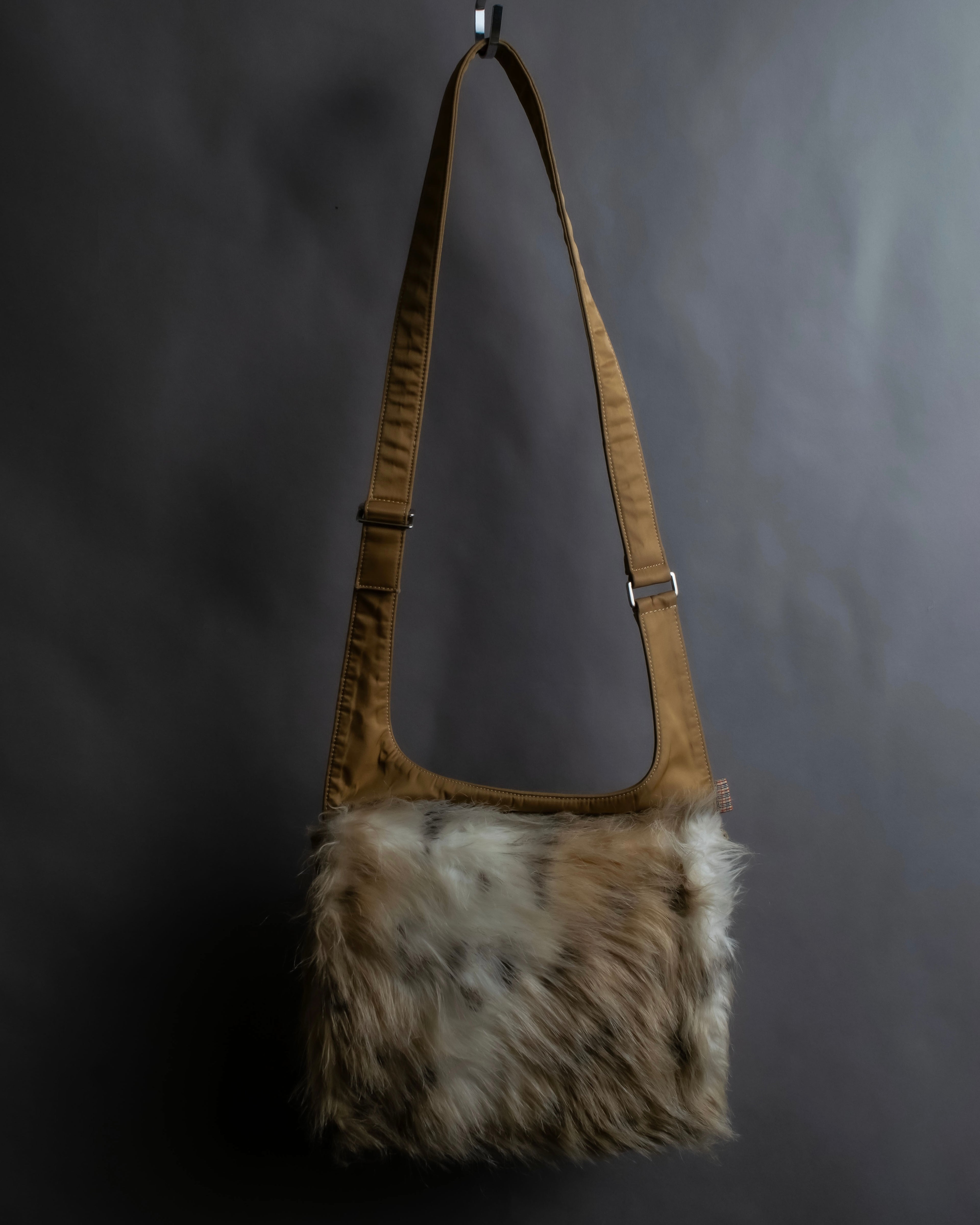 "BURBERRY Black Label" Fur＆nylon reversible design shoulder bag