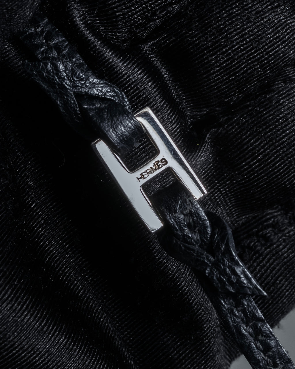 "HERMES" H motif design leather choker