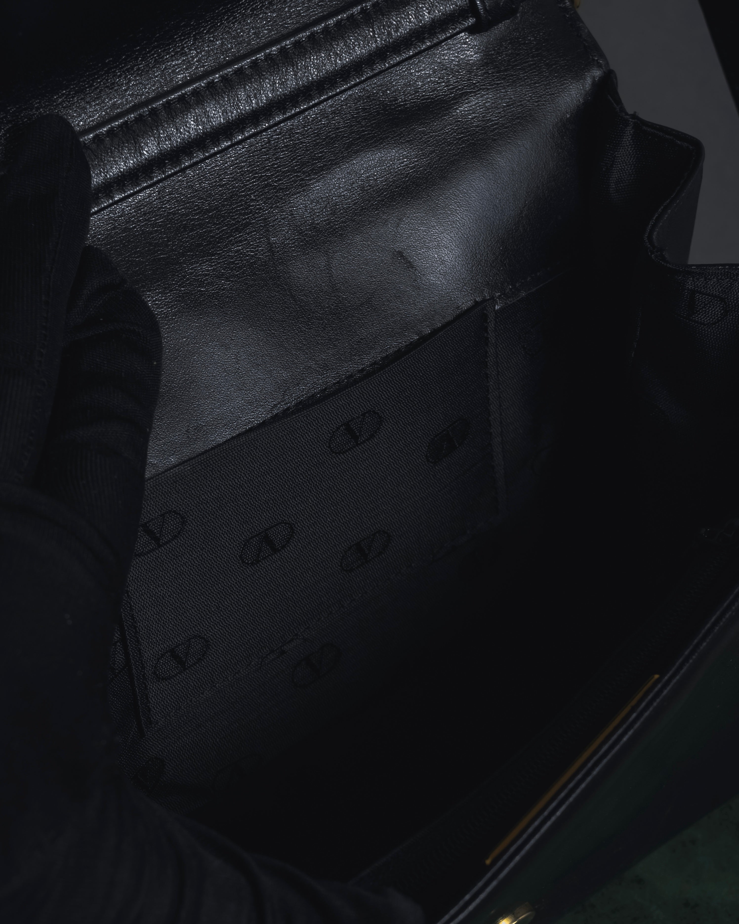 -SPECIAL- "VALENTINO GARAVANI" 90’s-00’s V corner hardware leather top handle bag