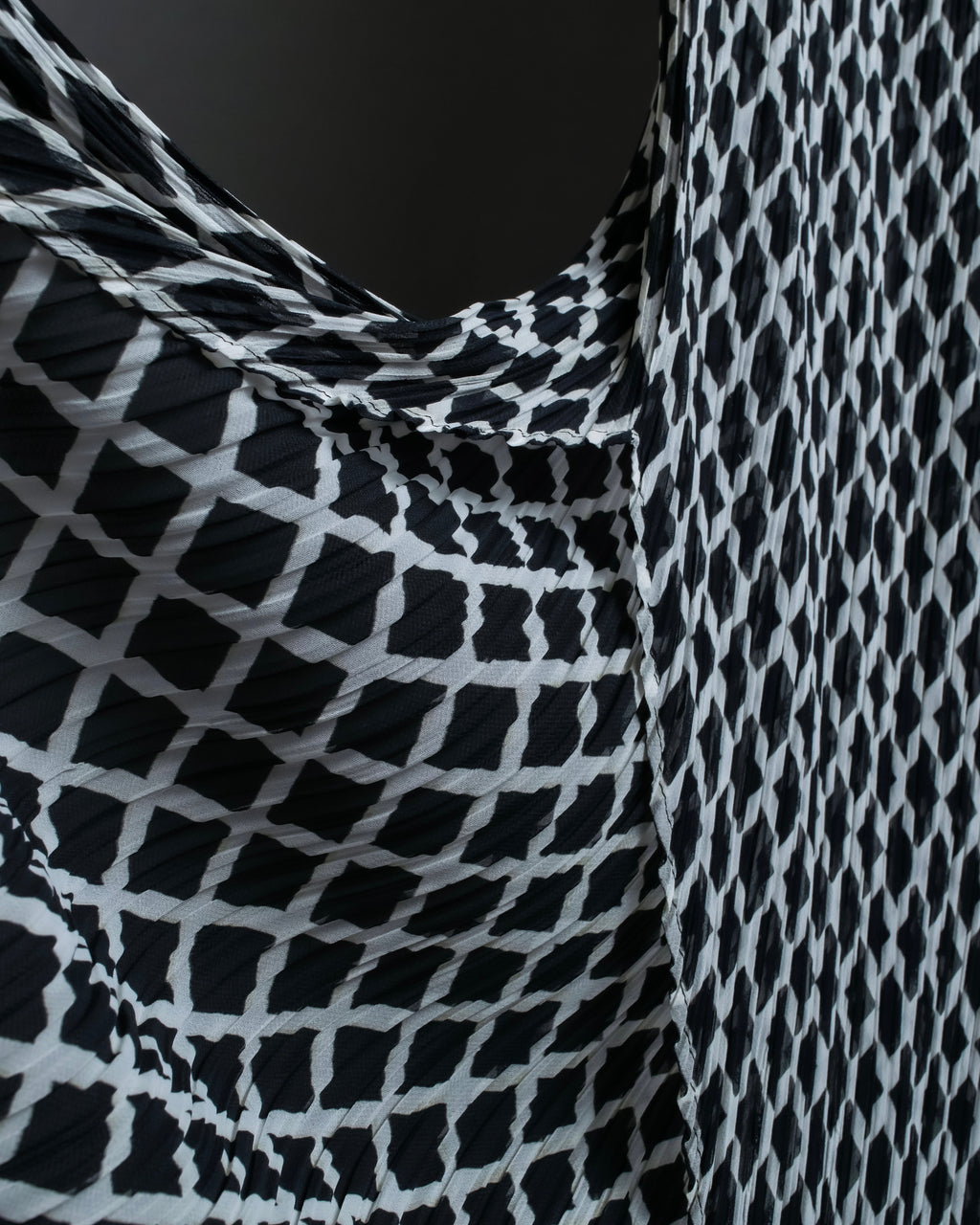 "ISSEY MIYAKE White label"
 Tailcoat design sleeveless dress