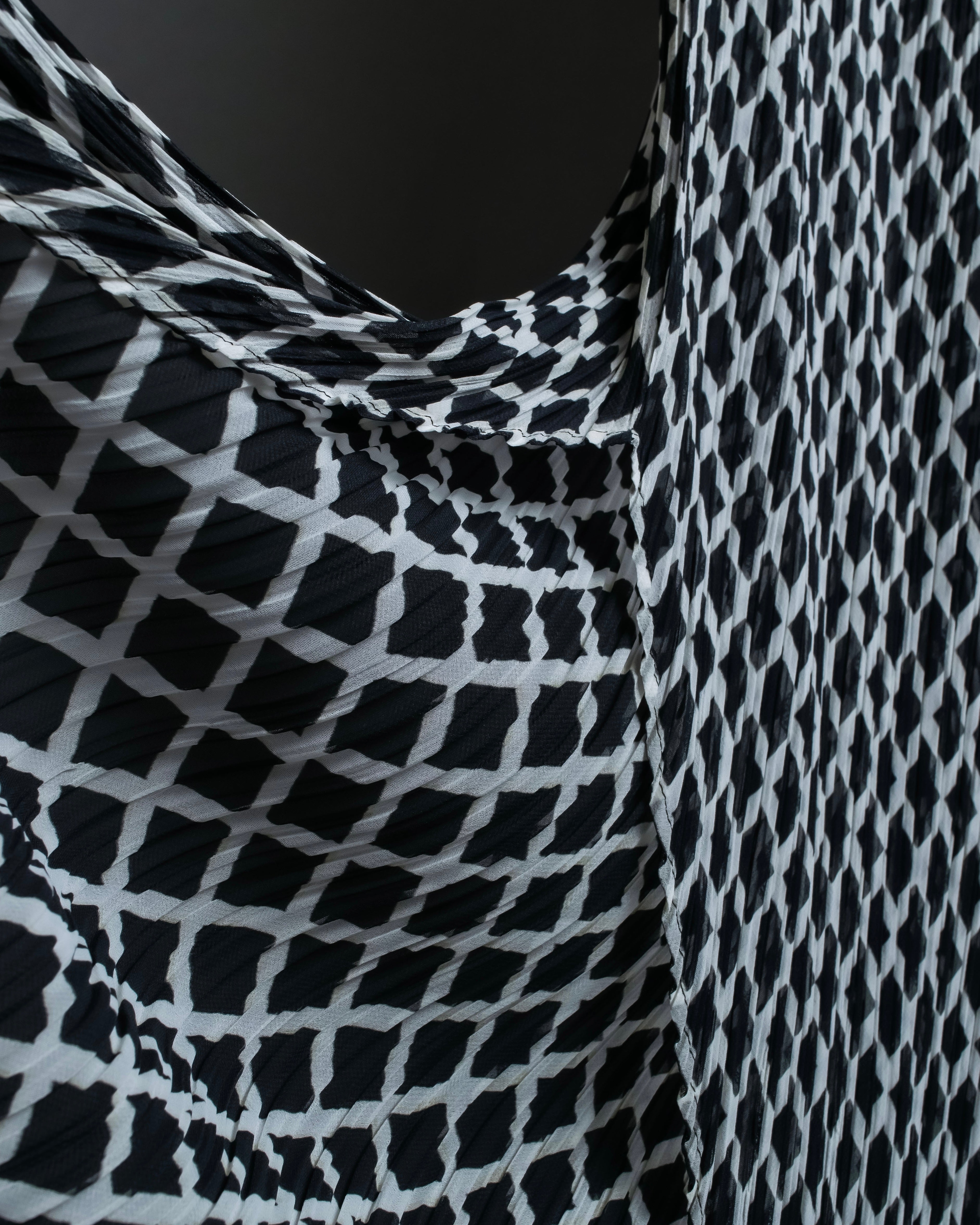 "ISSEY MIYAKE White label"
 Tailcoat design sleeveless dress