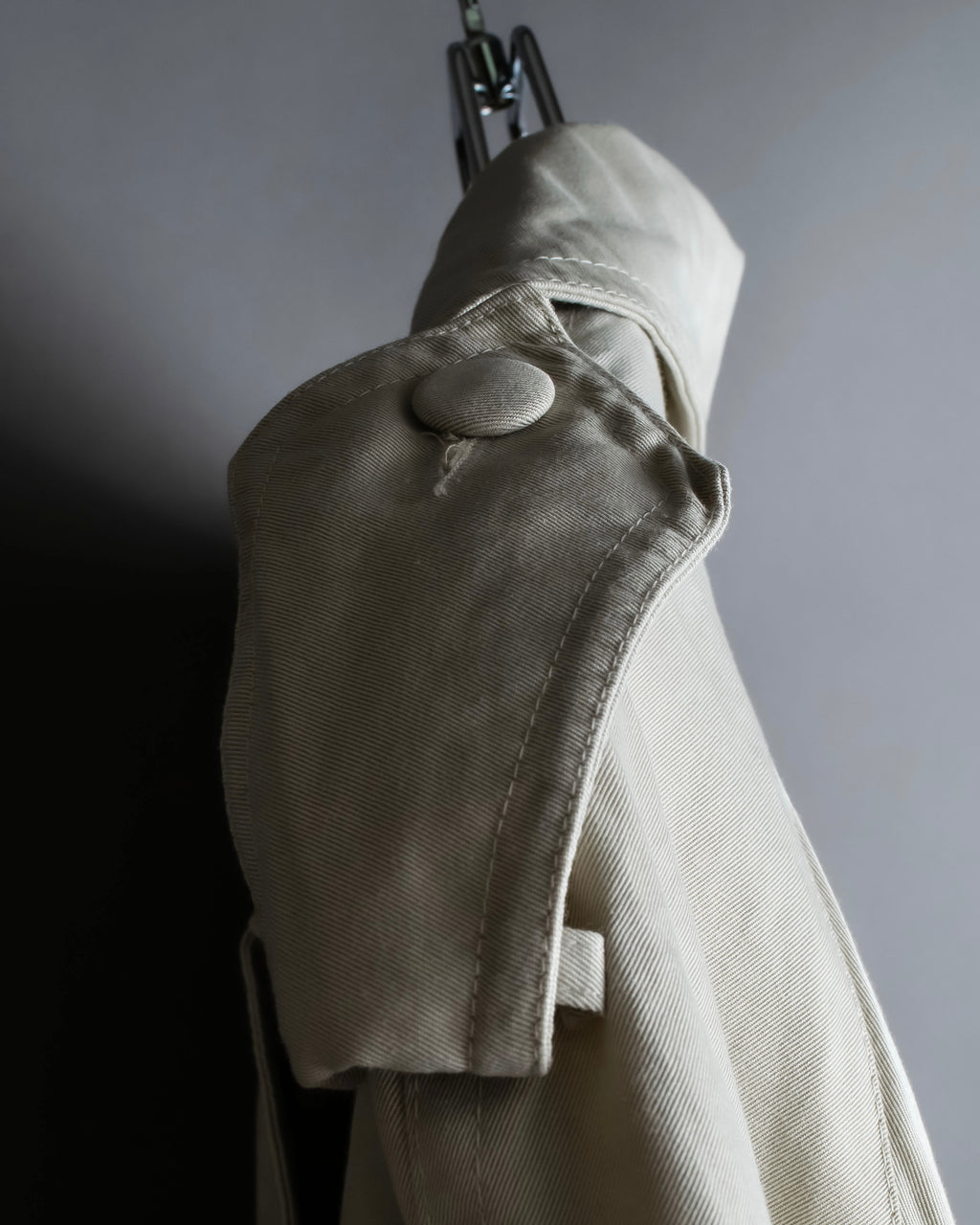 "MARILYN DE PEREL" Covered button detail Ivory feminine trench coat