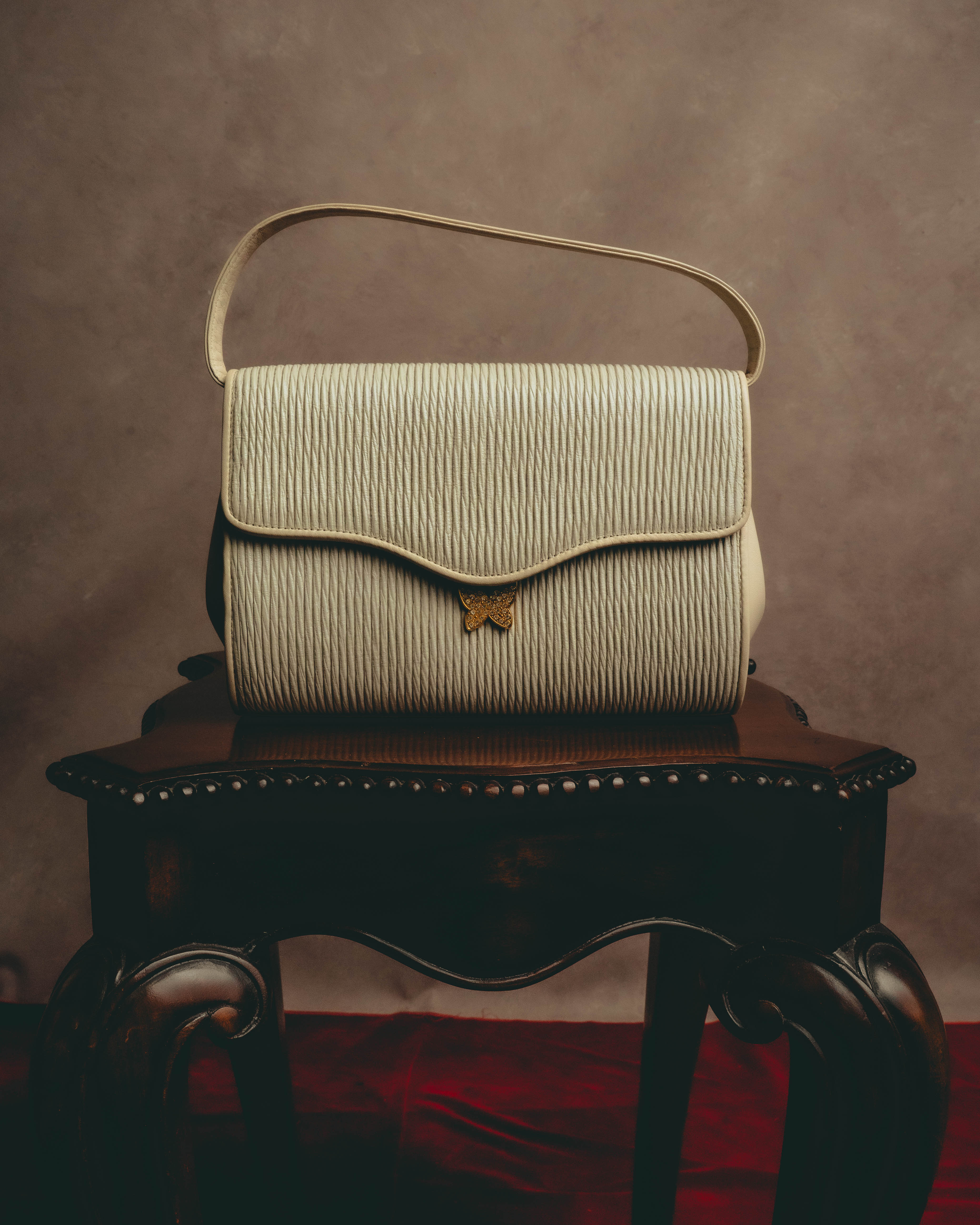 "HANAE MORI" 80's-90's Pleated butterfly clasp handbag