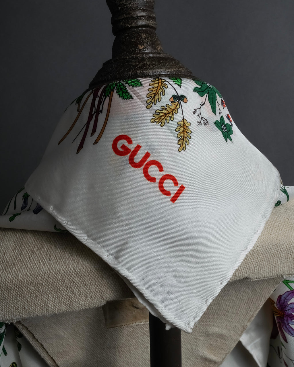 "GUCCI" 80's Flora motif vintage silk scarf