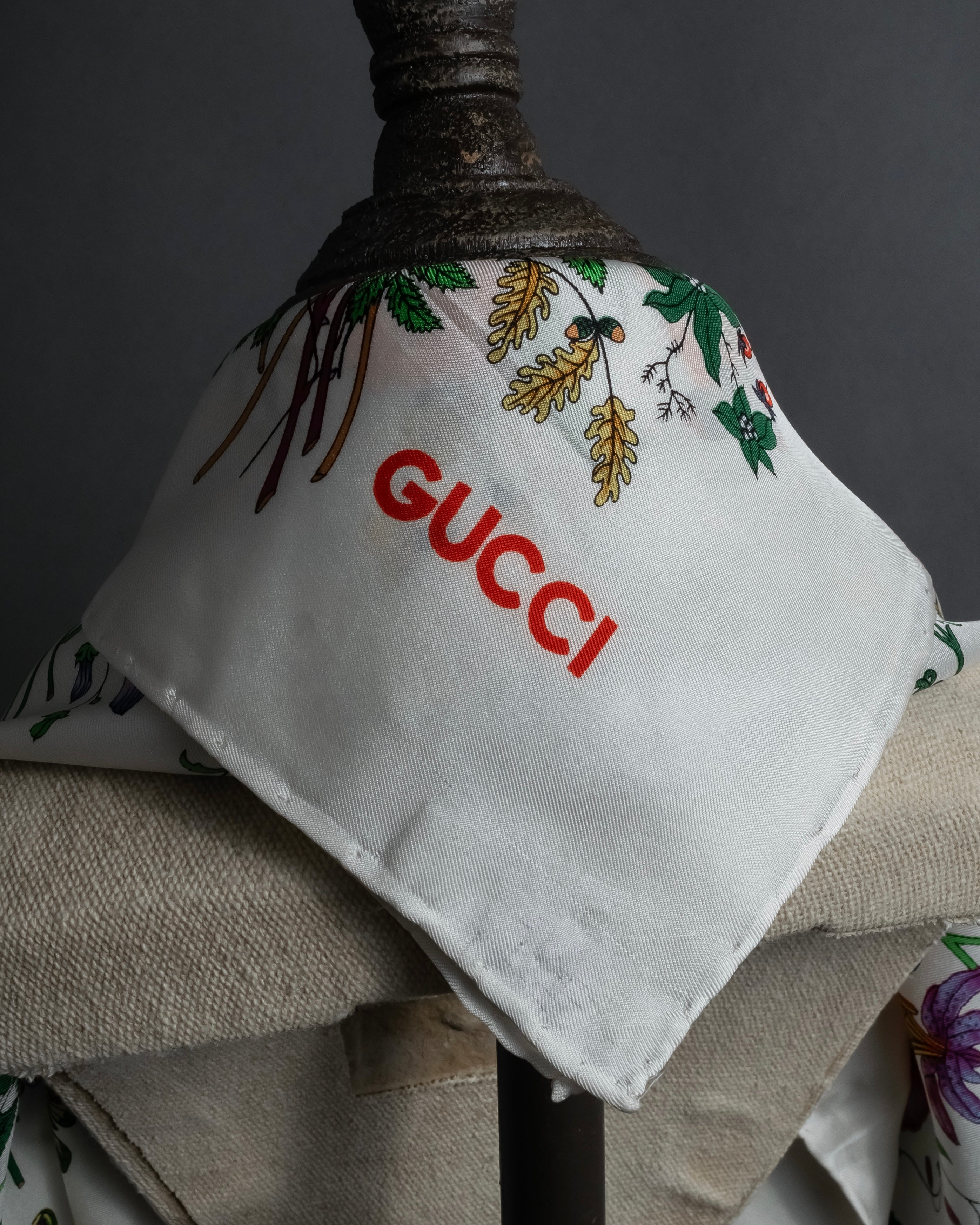"GUCCI" 80's Flora motif vintage silk scarf
