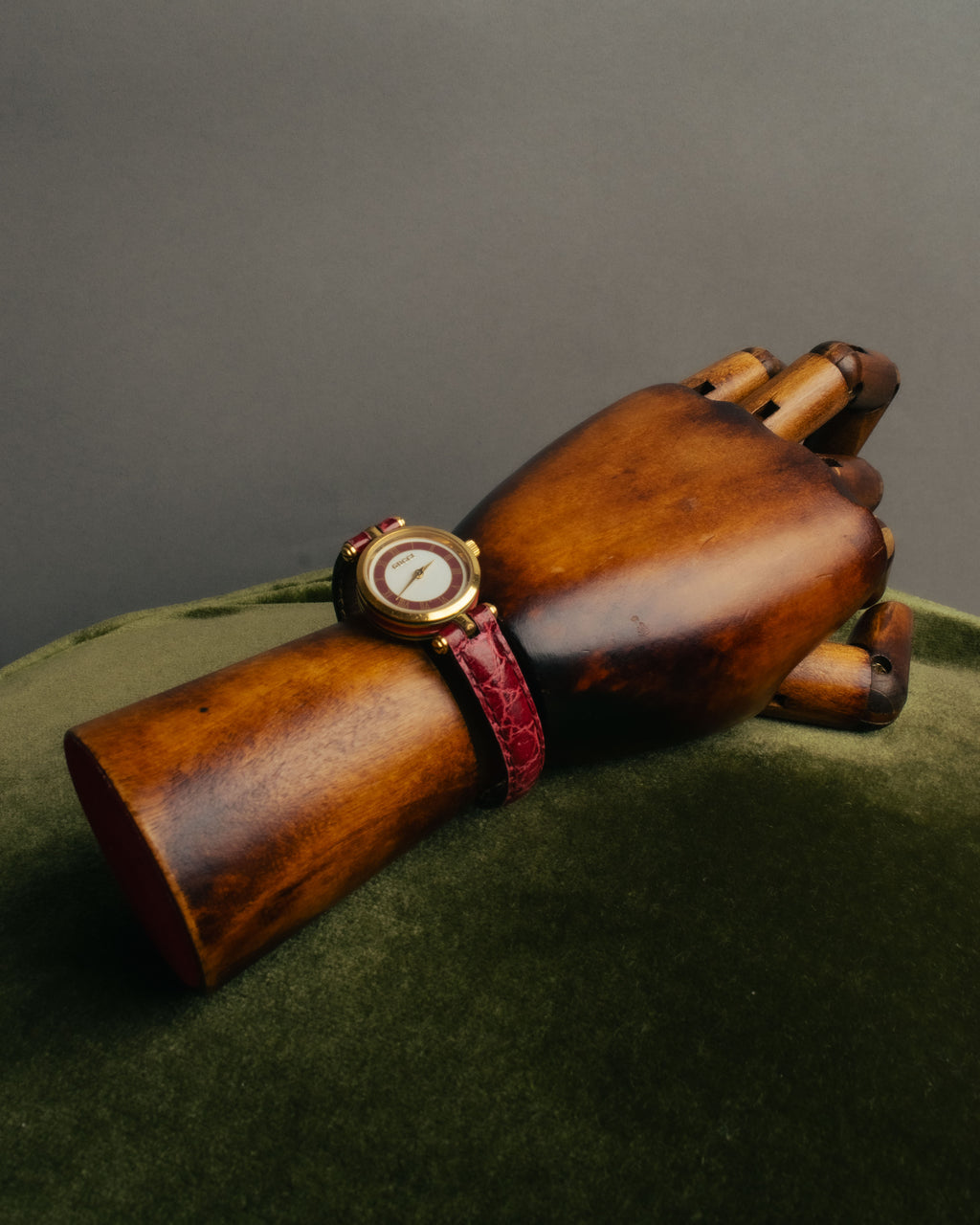 "GUCCI" 80's-90's Sherry line web stripe round watch with roman dial