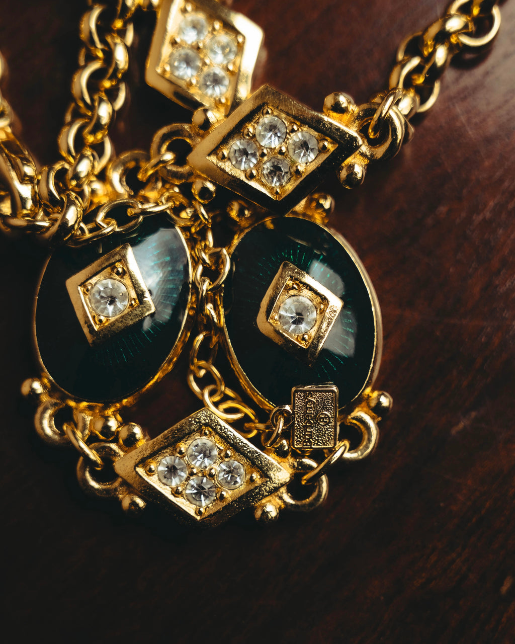 "BURBERRYS" 90's Emerald enamel costume jewelry necklace