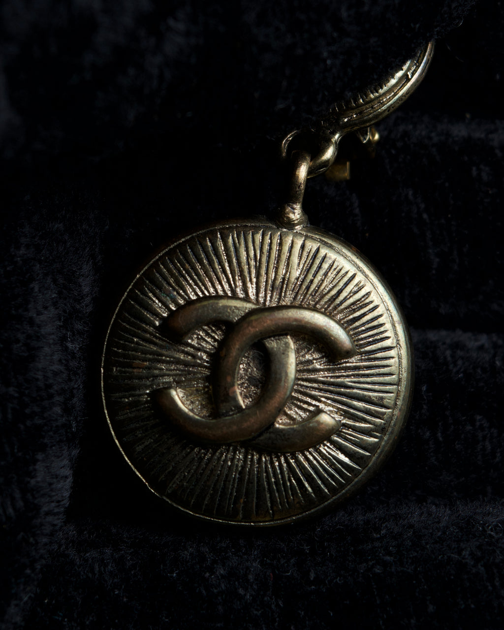 "CHANEL" Coco mark engraved gold earring