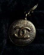 "CHANEL" Coco mark engraved gold earring