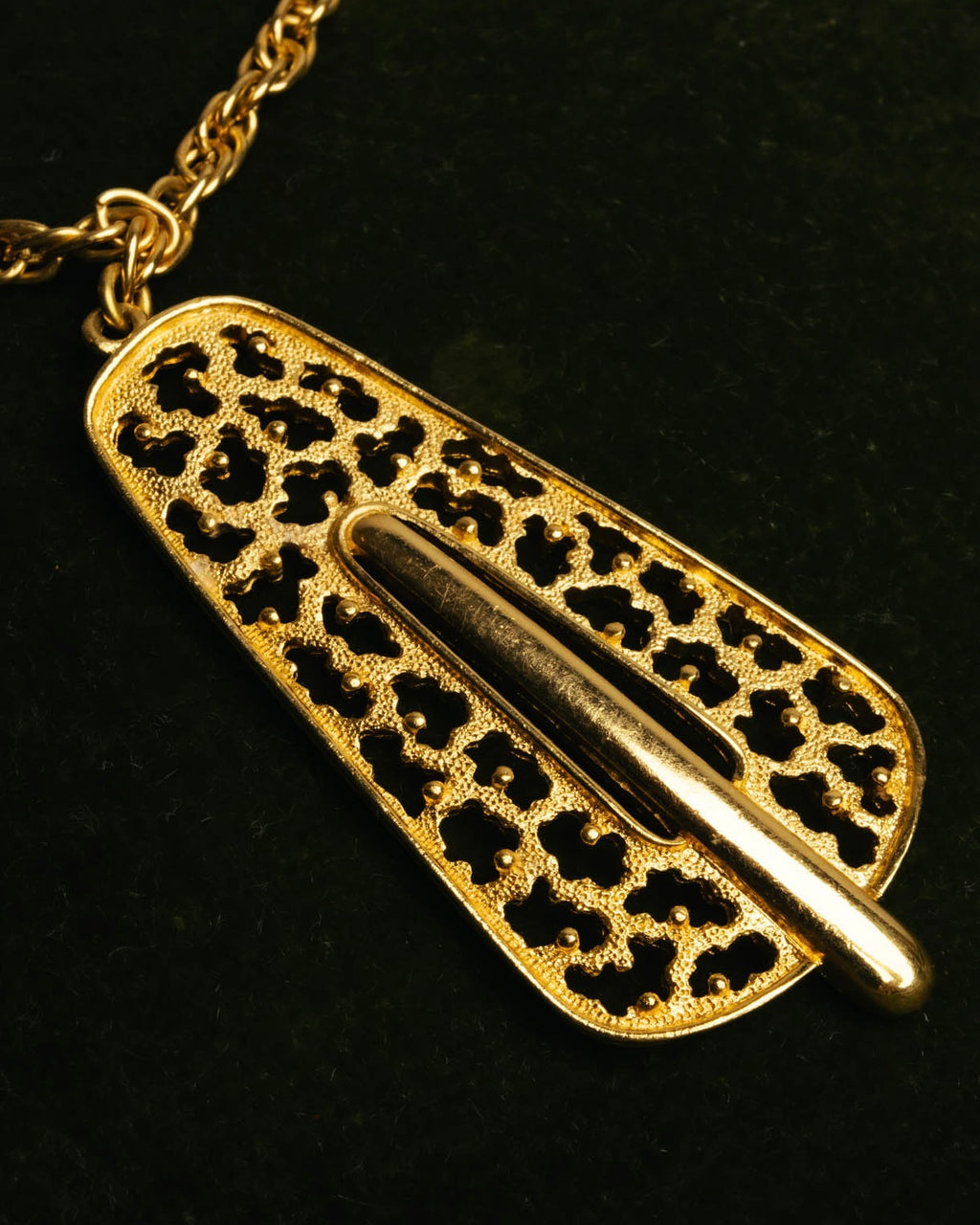 "TRIFARI" 50's-60's Ornate gold tone pendant necklace