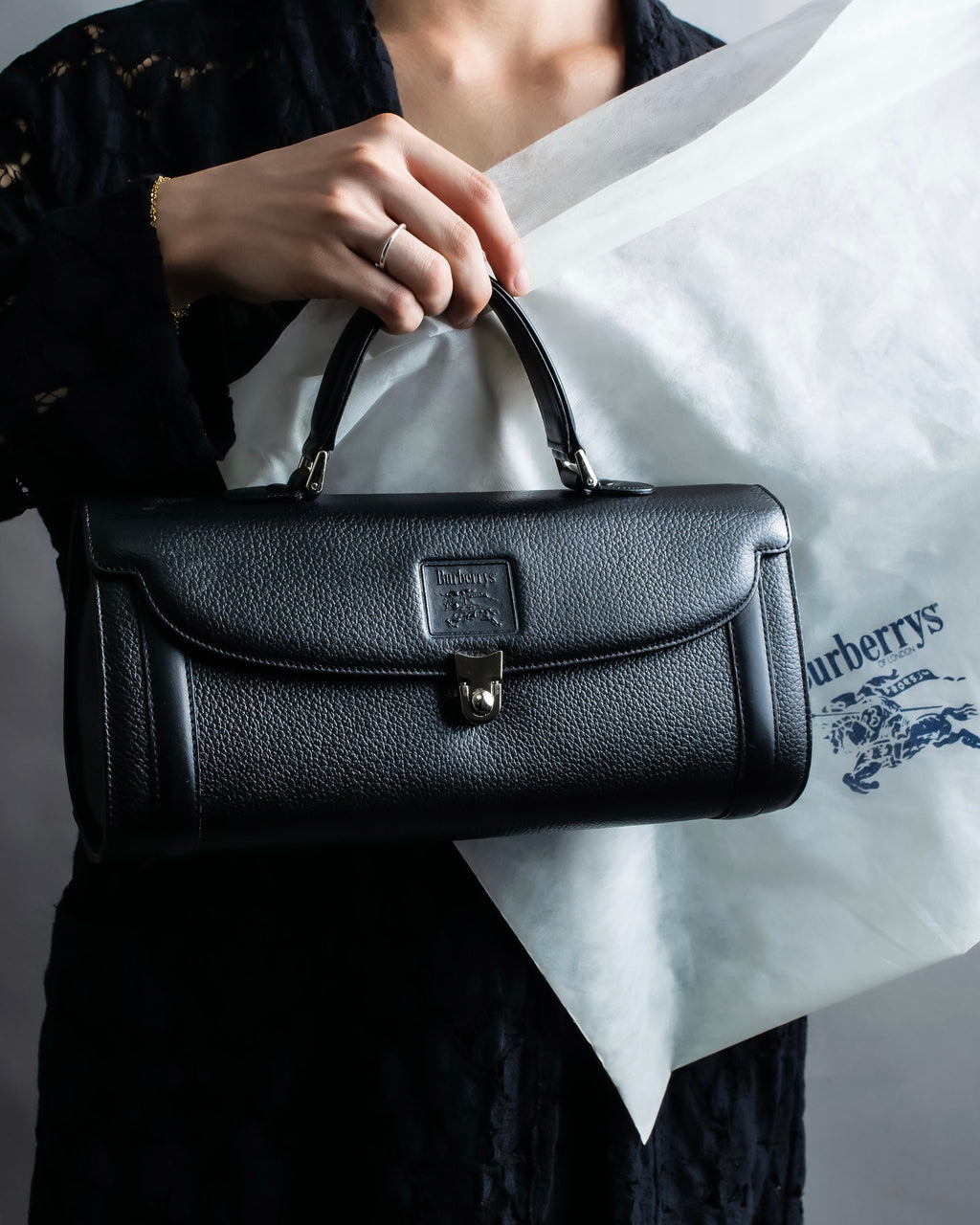 "BURBERRYS" Cylinder shaped leather one handle bag