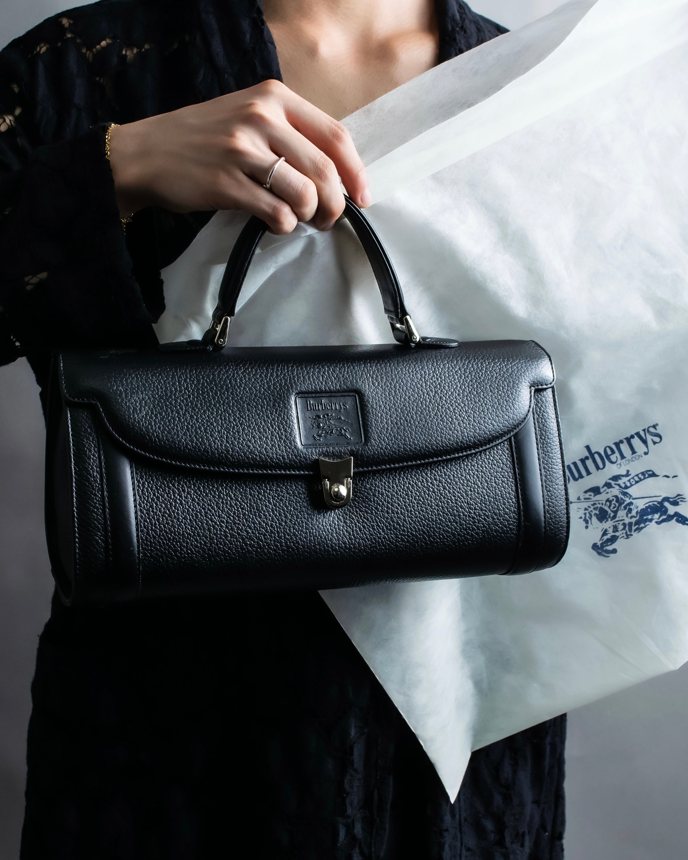 "BURBERRYS" Cylinder shaped leather one handle bag