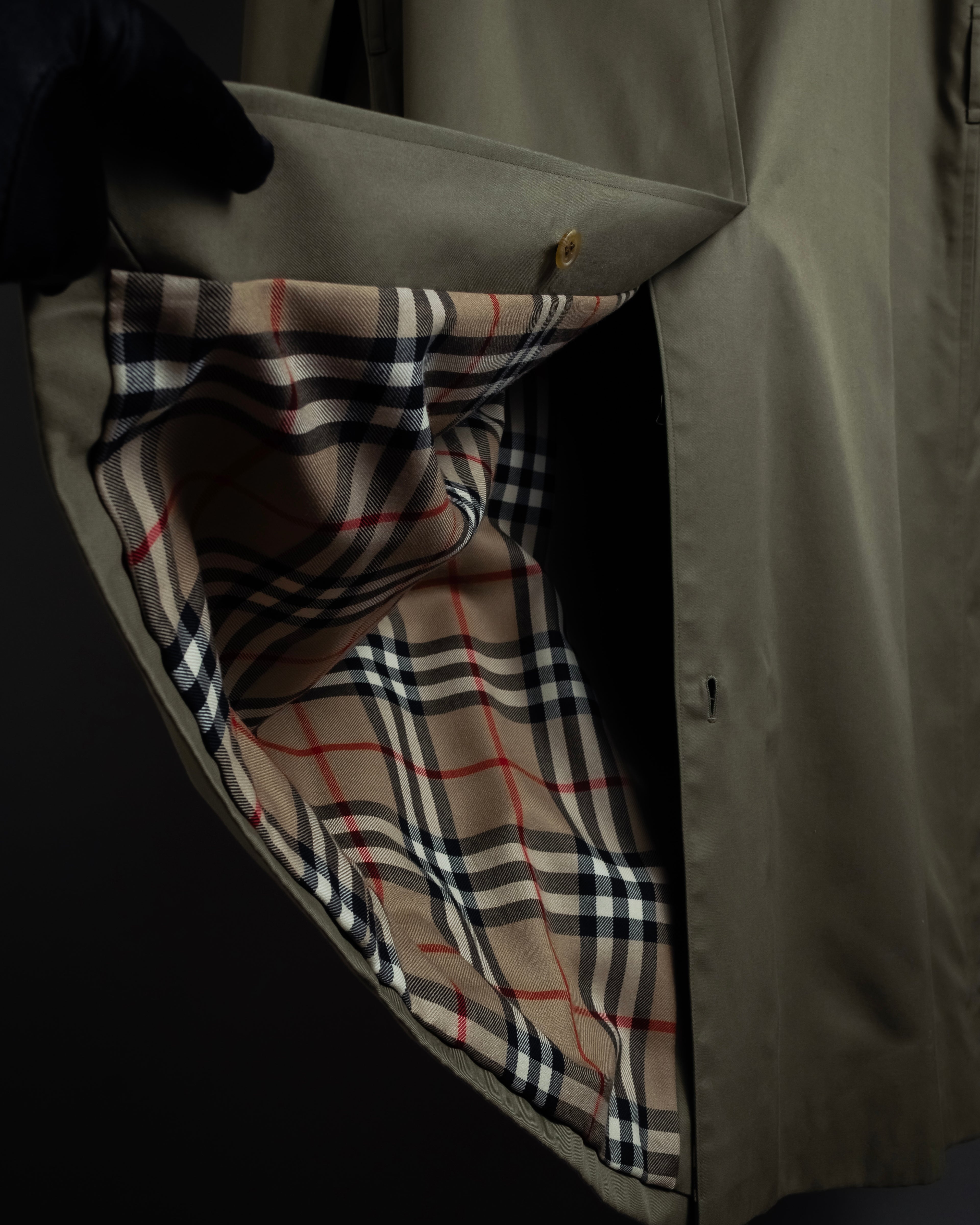 "BURBERRYS" Cape-attached design stand collar coat