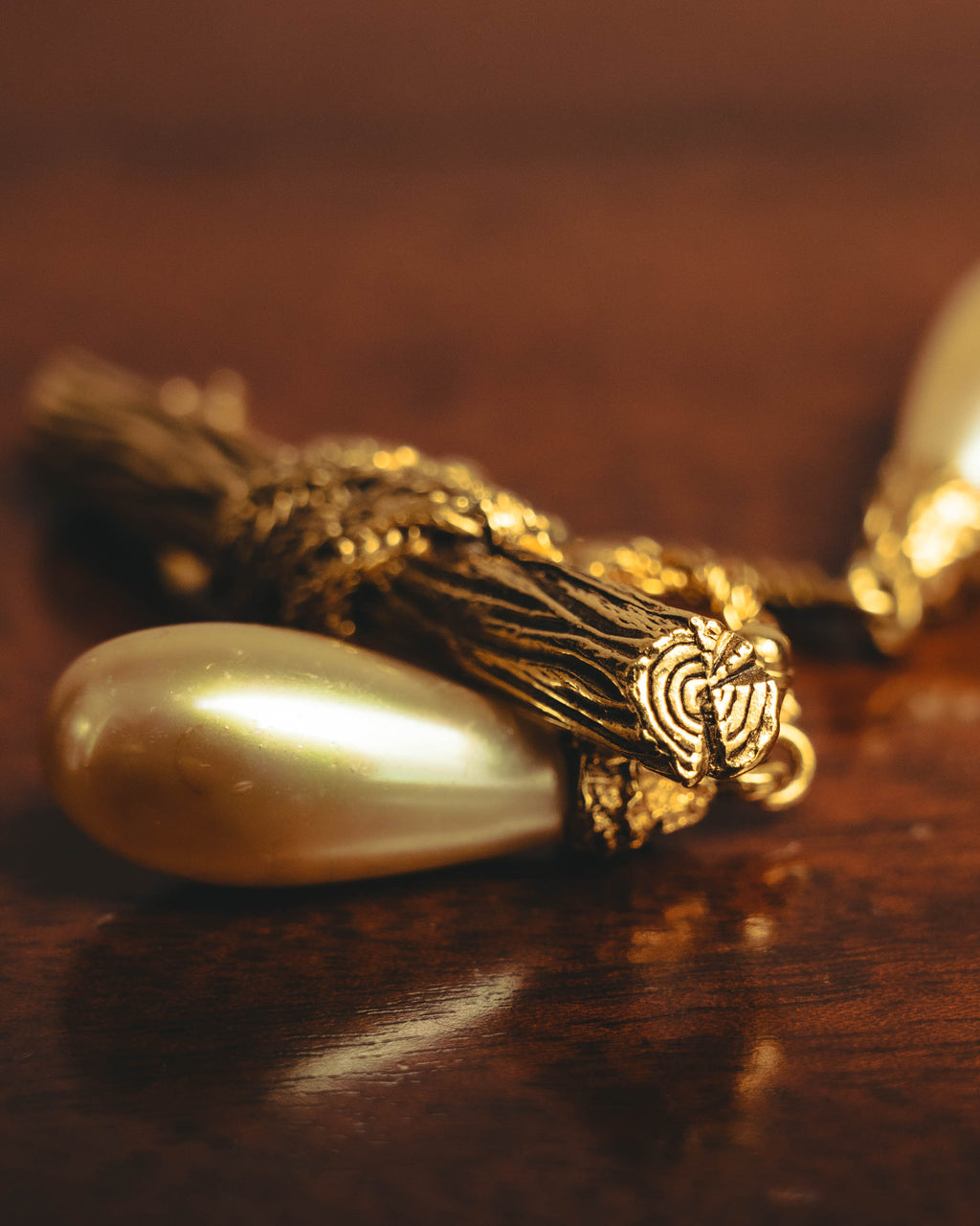 "CHANEL" 70's Sculptural faux pearl brooch