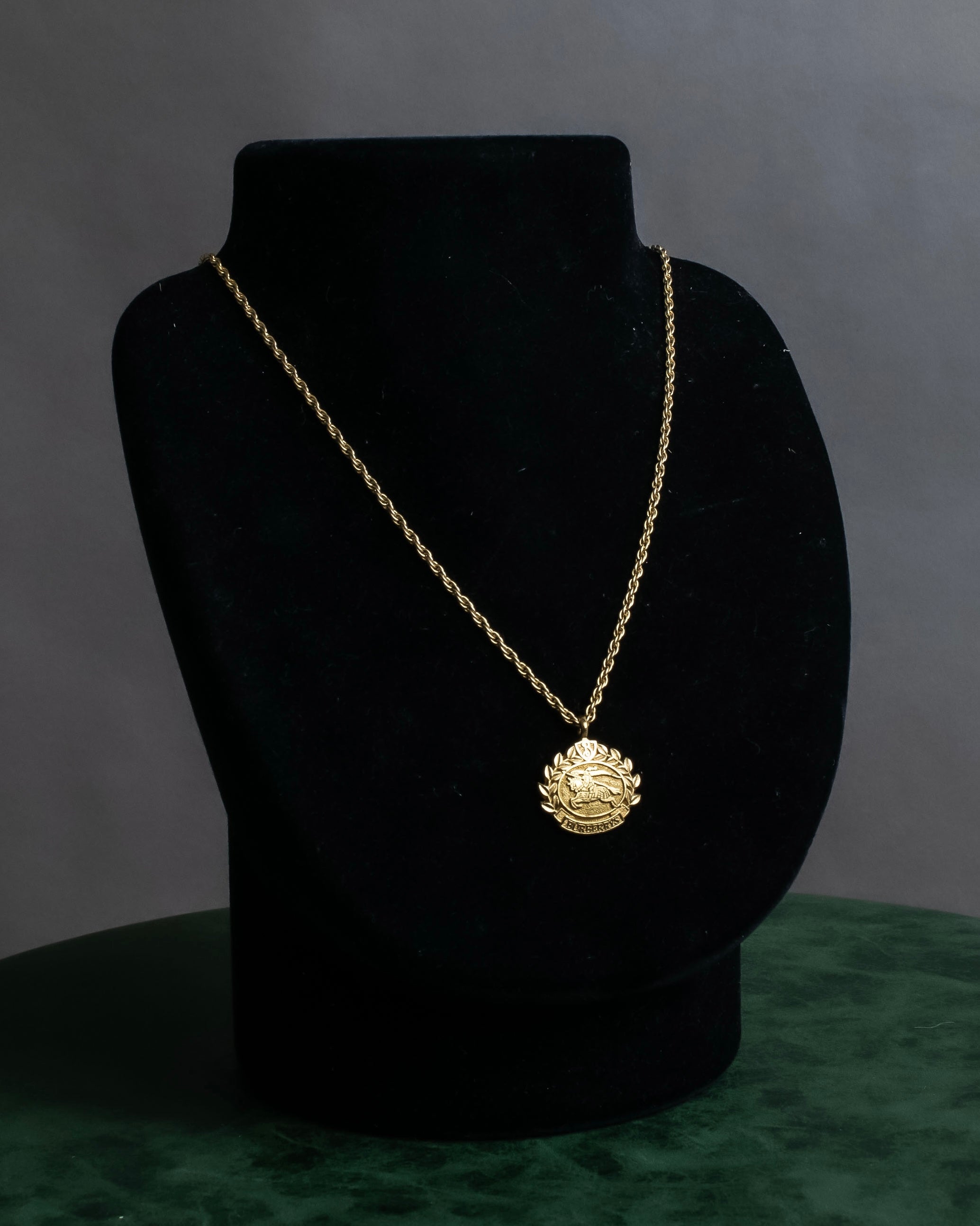 "BURBERRYS" Equestrian logo engraved motif necklace