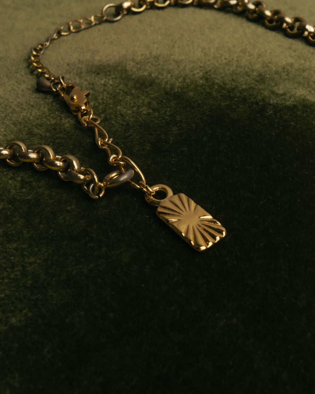 "YVES SAINT LAURENT" 80's-90's Gold-tone rolo chain necklace with faux pearl accents