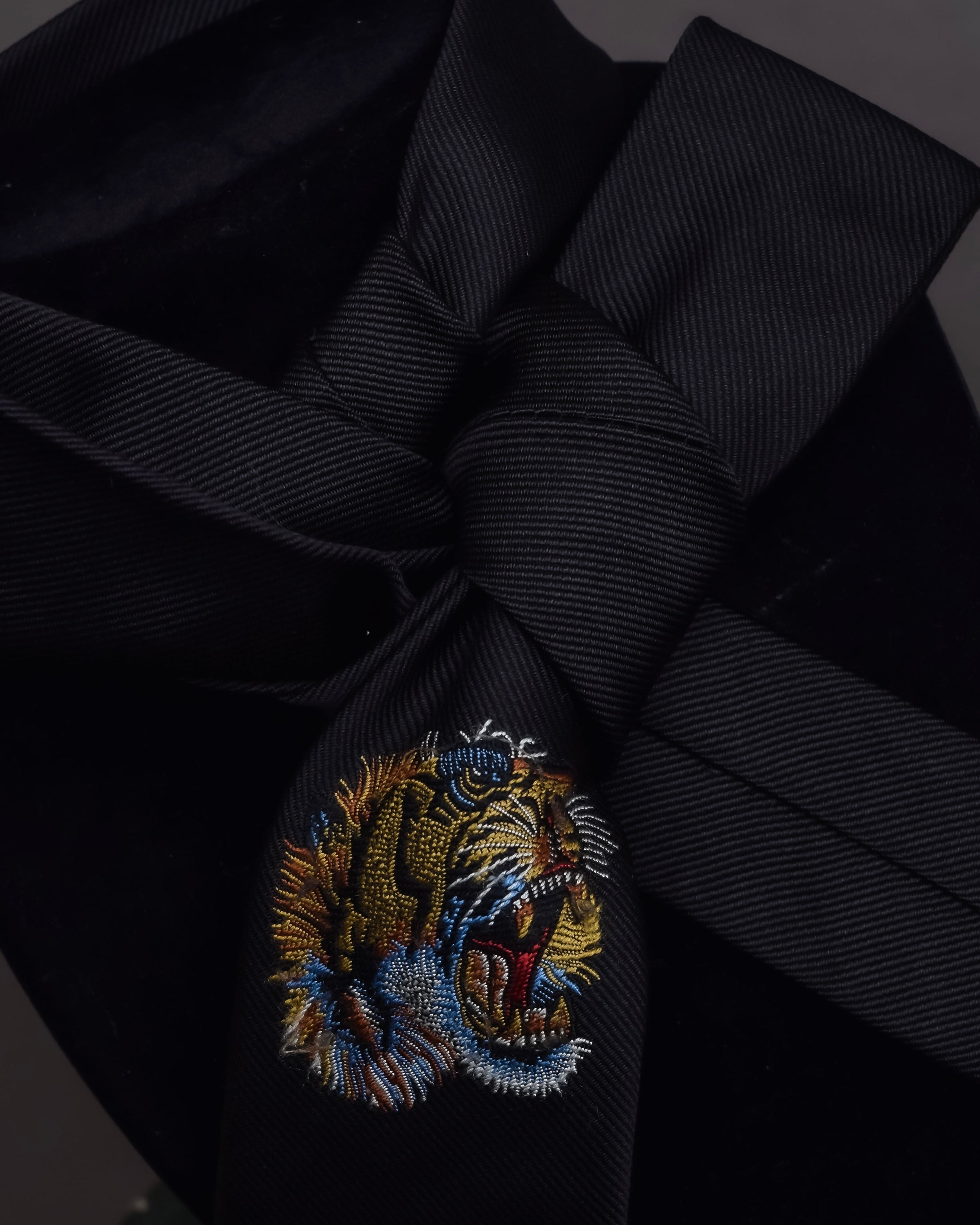"GUCCI" Michele period tiger embroidery silk necktie