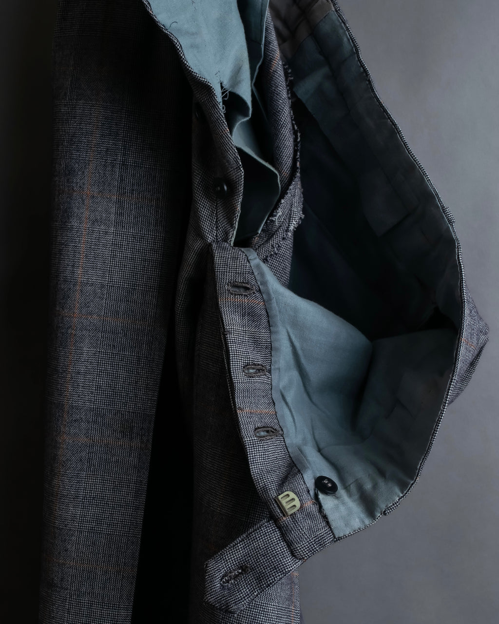 Pantalones vintage con detalle de botones, ventana de estampado a cuadros