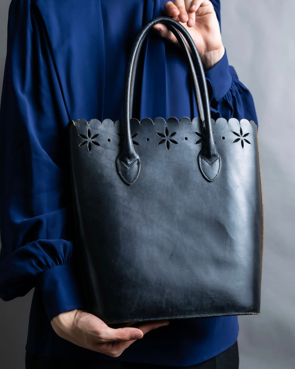 "tricot COMME des GARCONS" Floral pattern punching design tote bag