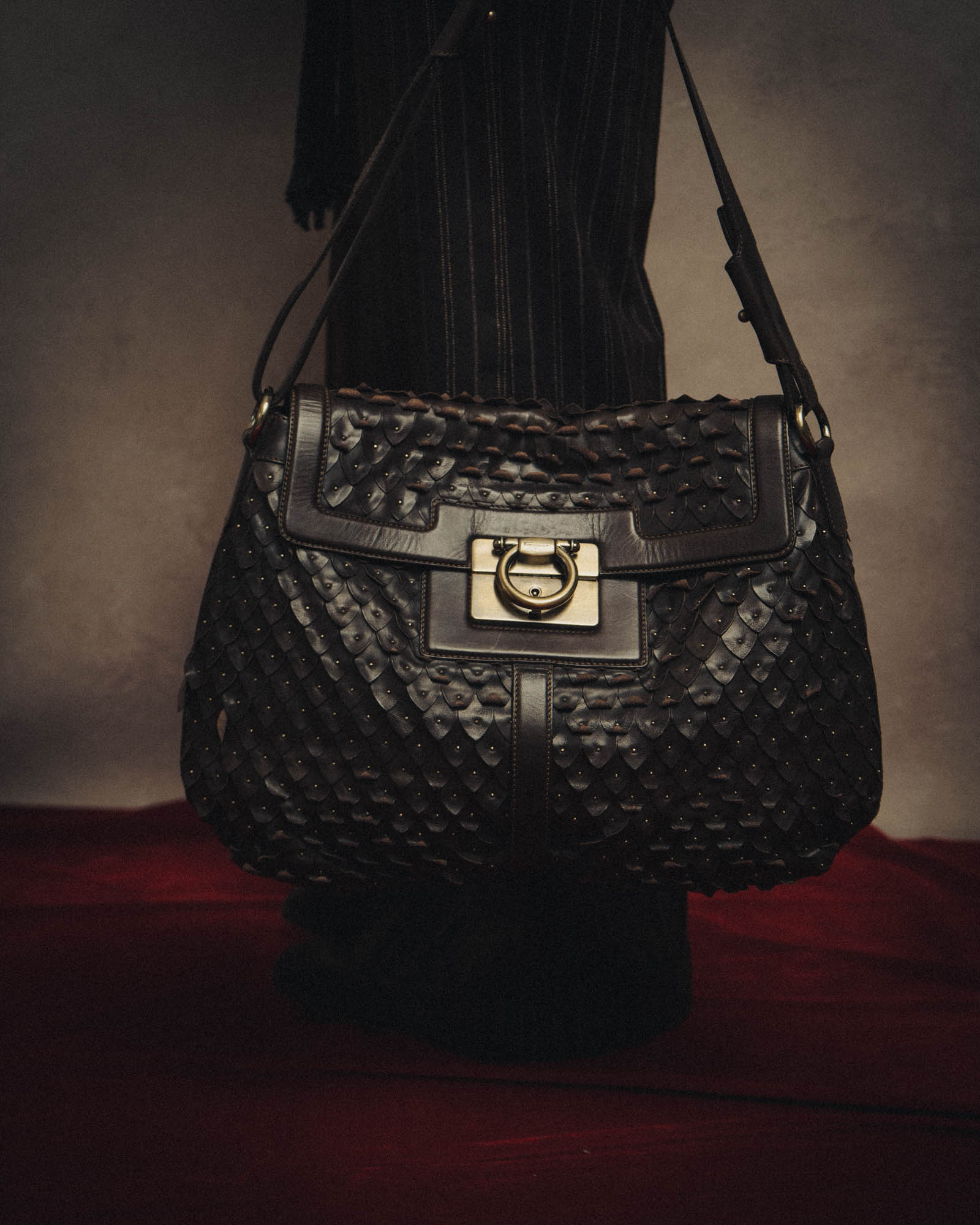 -SPECIAL- “Salvatore Ferragamo” 00’s-10’s Leather scale appliqué gancini shoulder bag