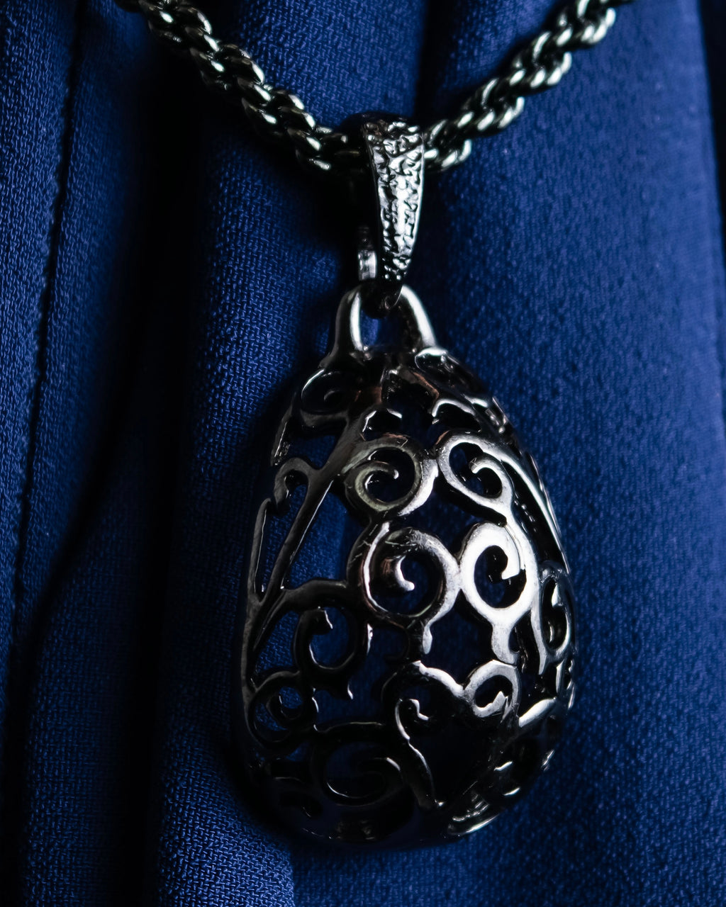 "YVES SAINT LAURENT" Elegant style arabesque pattern necklace