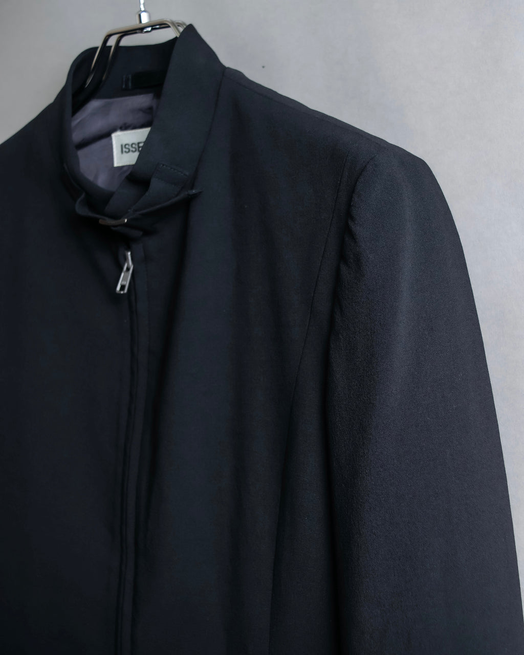 “ISSEY MIYAKE” Chin belt designed stand collar jacket