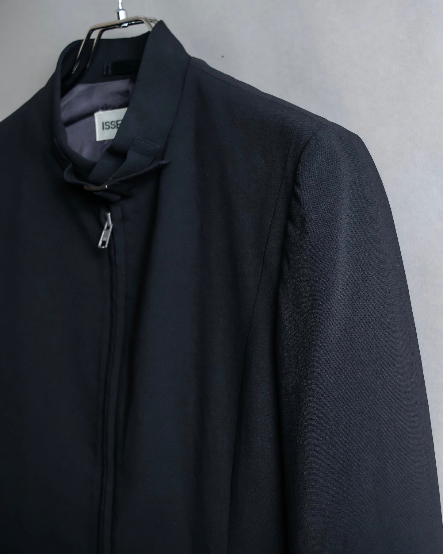 “ISSEY MIYAKE”  Chin belt designed stand collar jacket