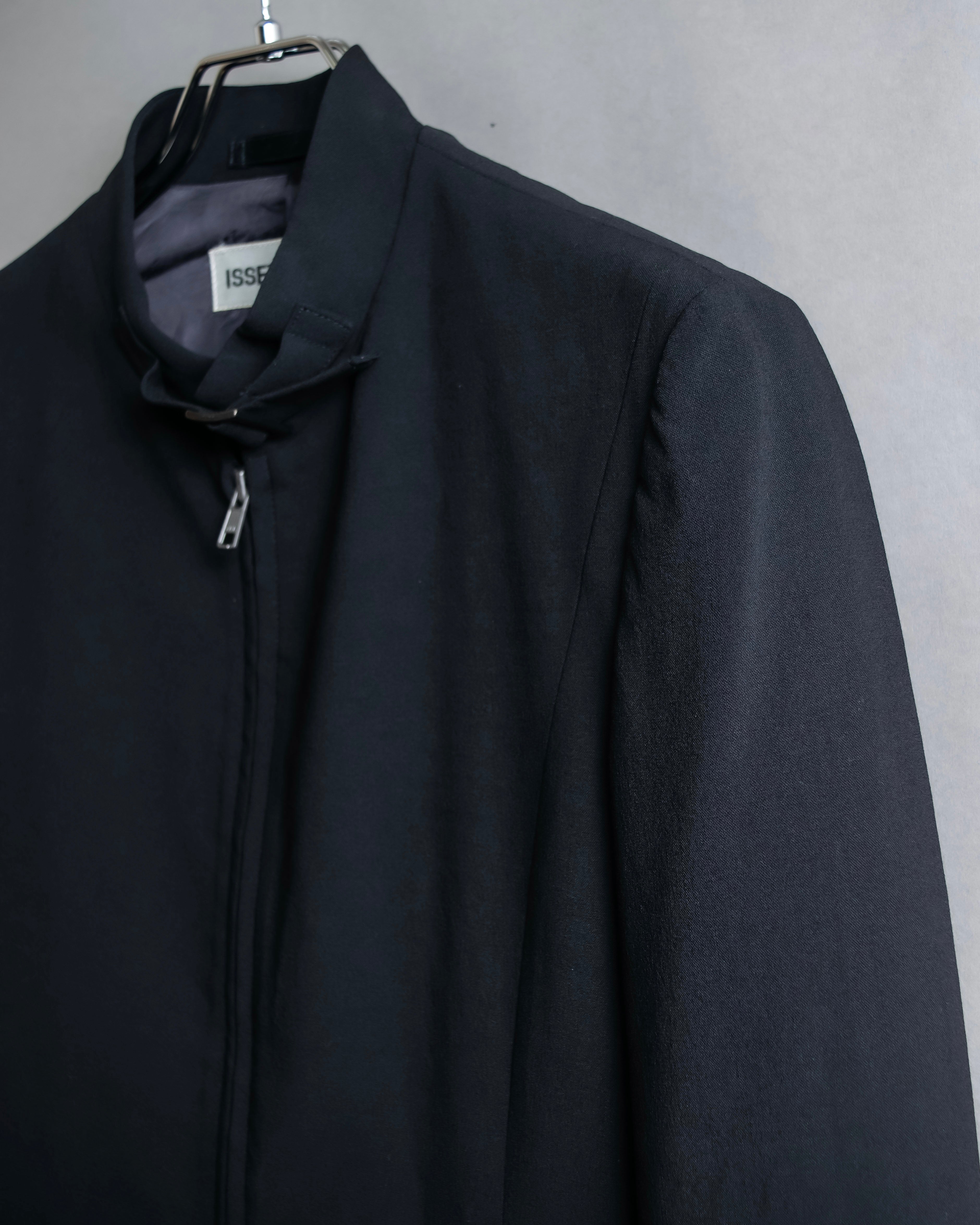 “ISSEY MIYAKE” Chin belt designed stand collar jacket