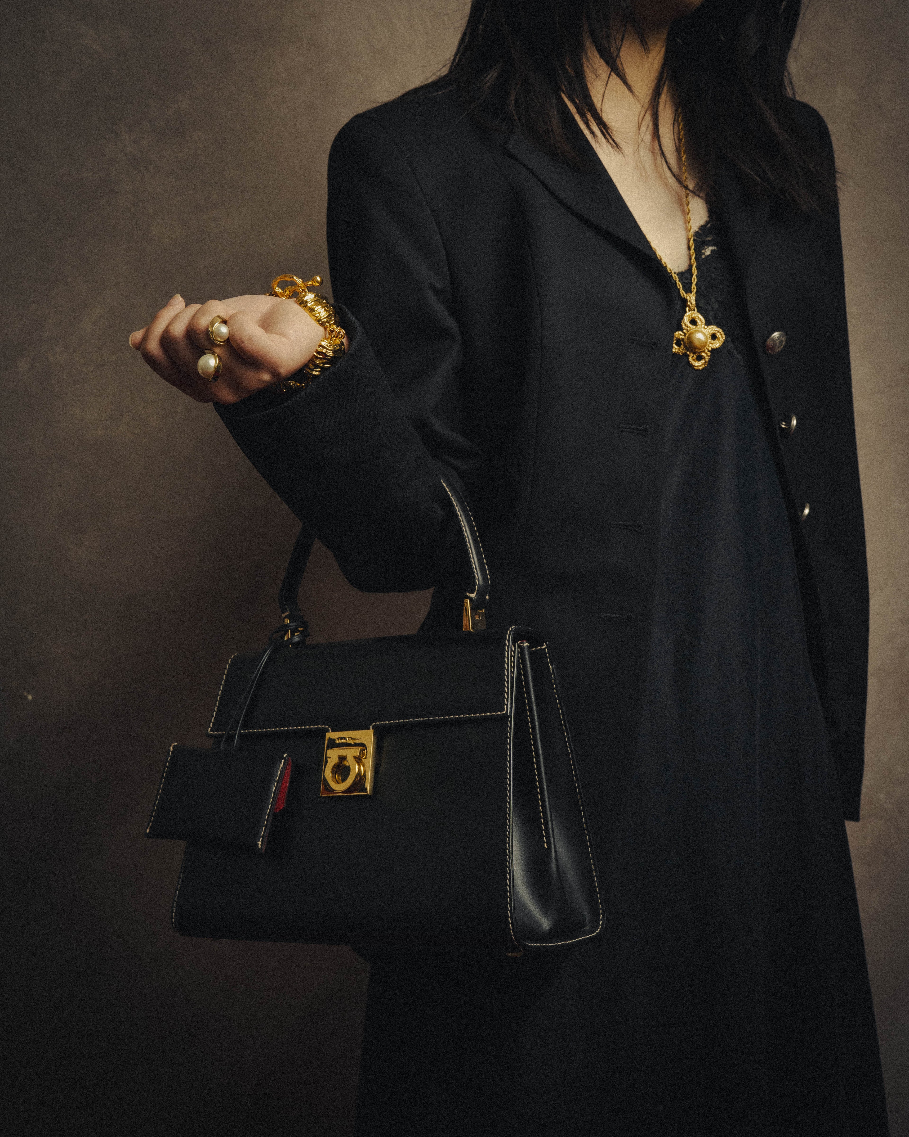 -SPECIAL- "Salvatore Ferragamo" 90's-00's Gancini contrast stitch leather handbag